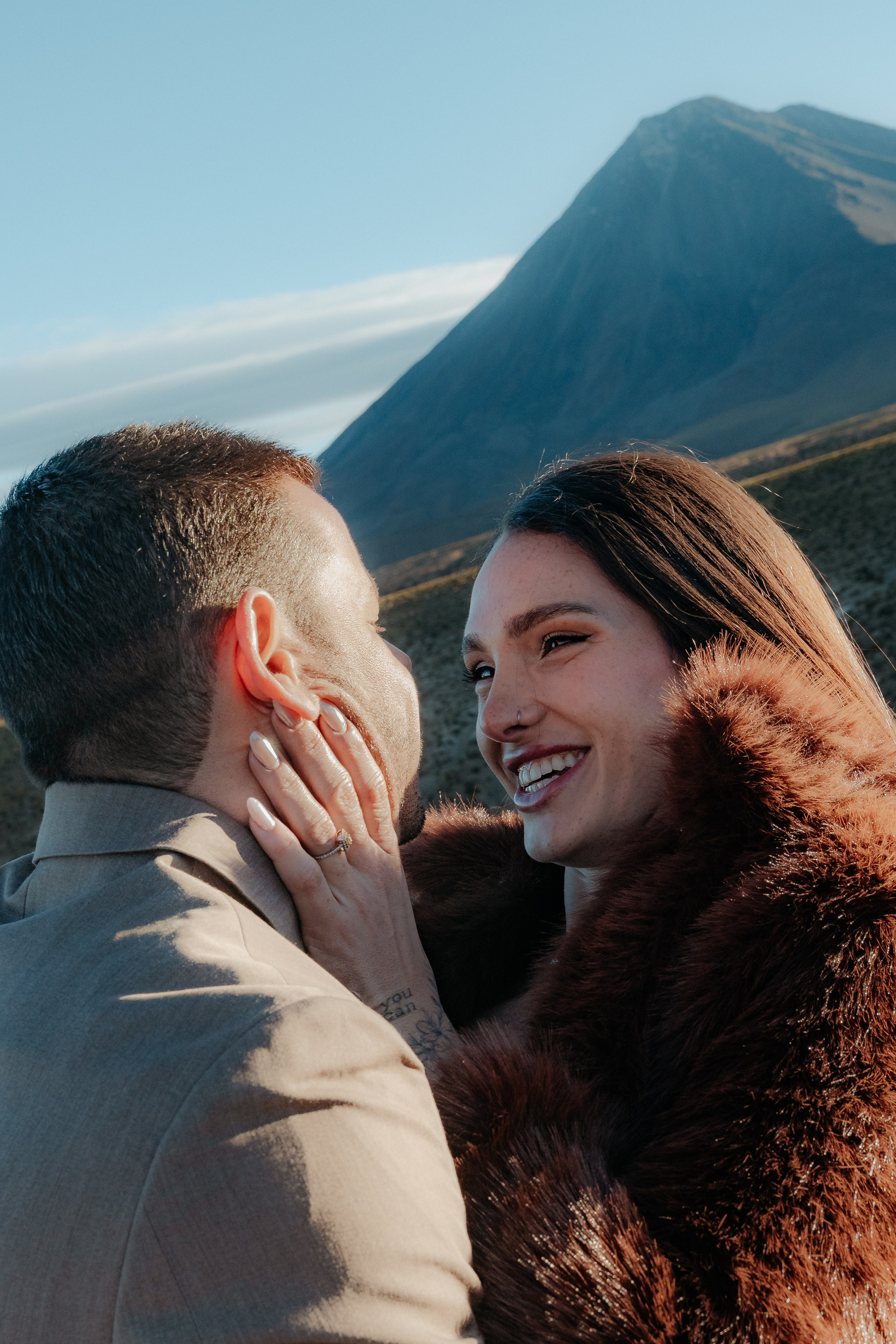 Pre-wedding no mirante do vulcão Licancabur. Photographer in San Pedro de Atacama