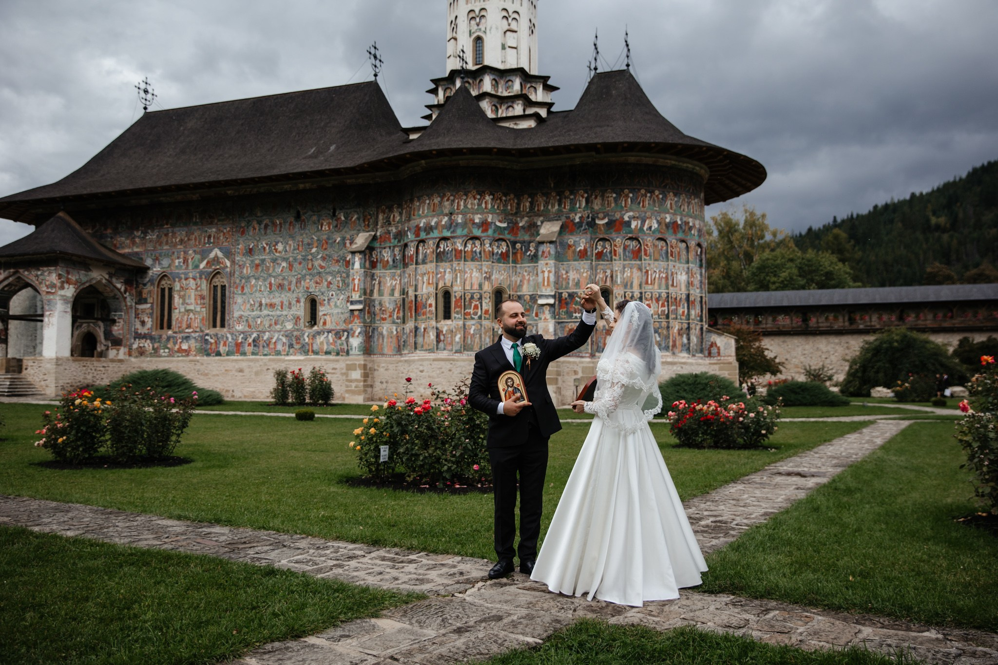 Nunta de Poveste la Sucevița: Cristi și Andreea. Servicii foto-video profesionale, pentru momente de neuitat