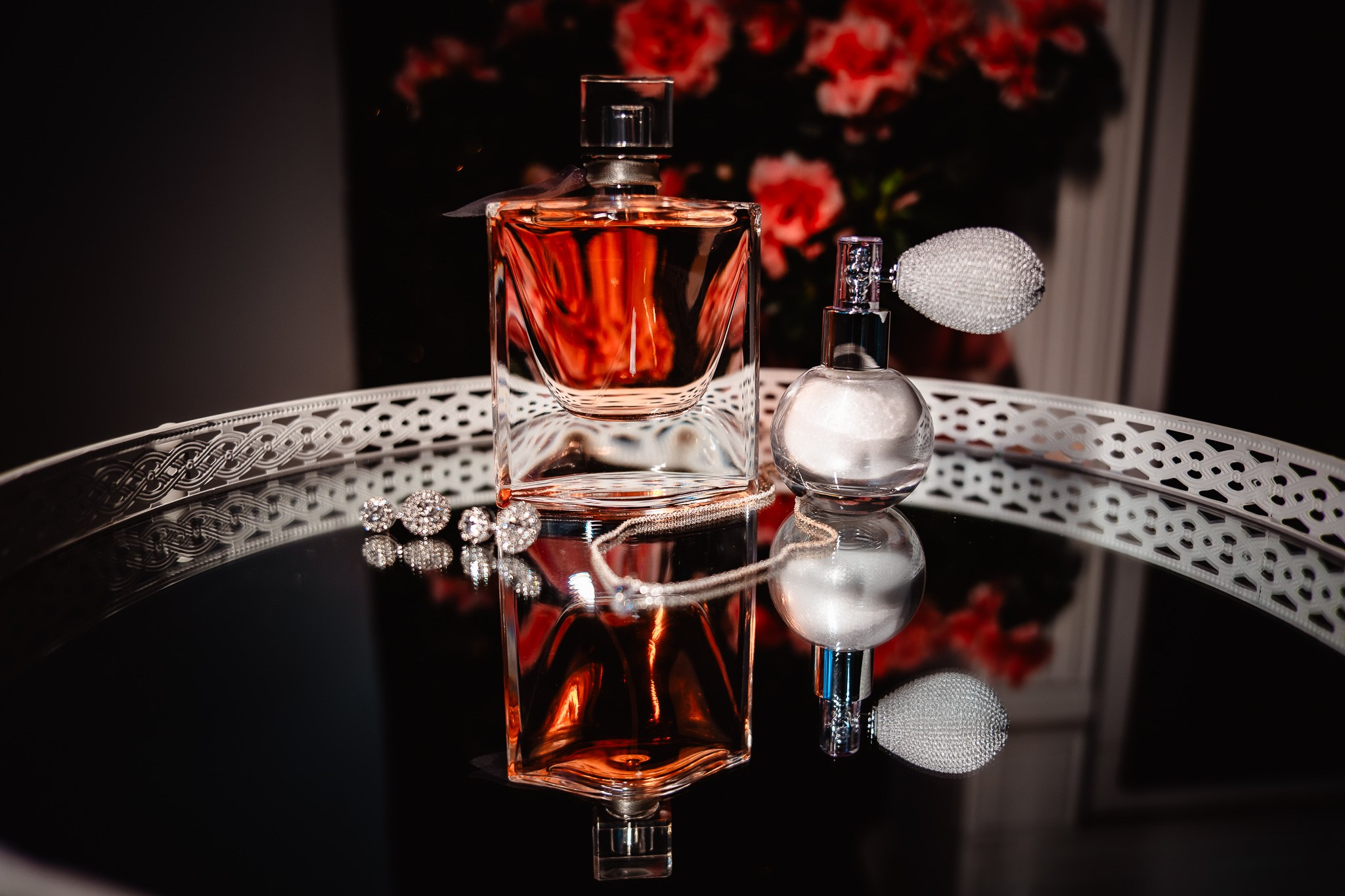 Detaliu cu accesoriile miresei... parfum, colier si cercei mireasa