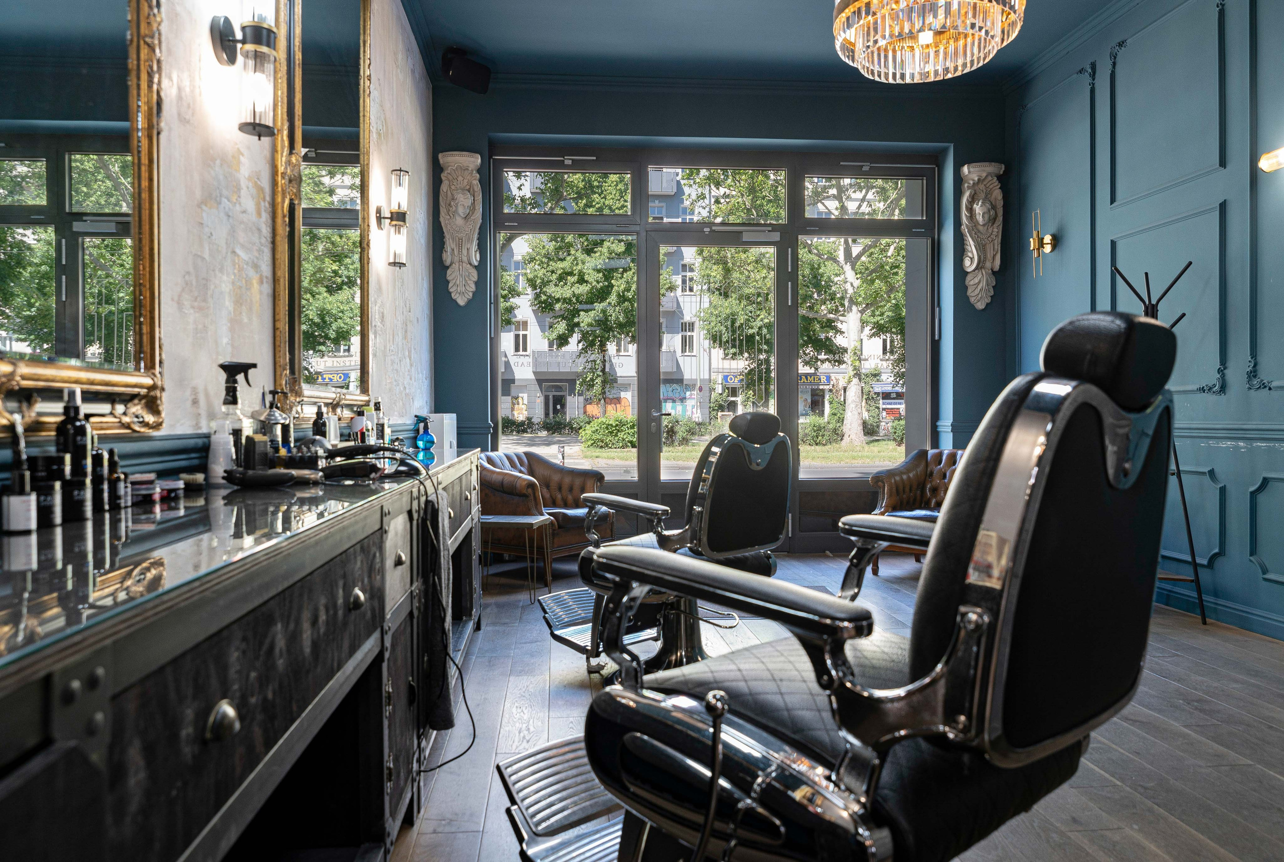 Interiorfotografie eines modernen Barbershops in Berlin mit Tageslicht und Sitzbereich.