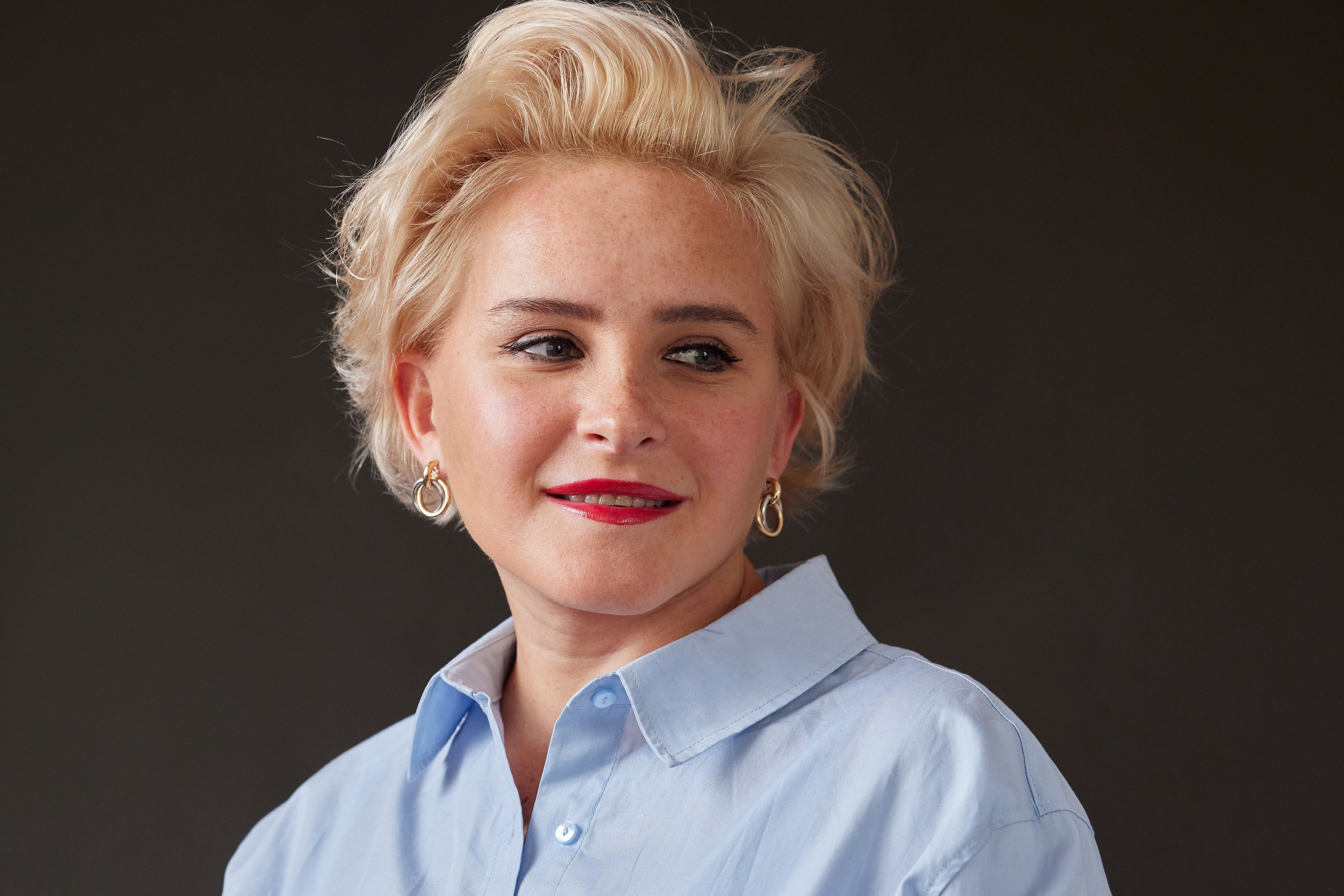 Portrait of a girl artist on dark background - photographer Andrey Dunin