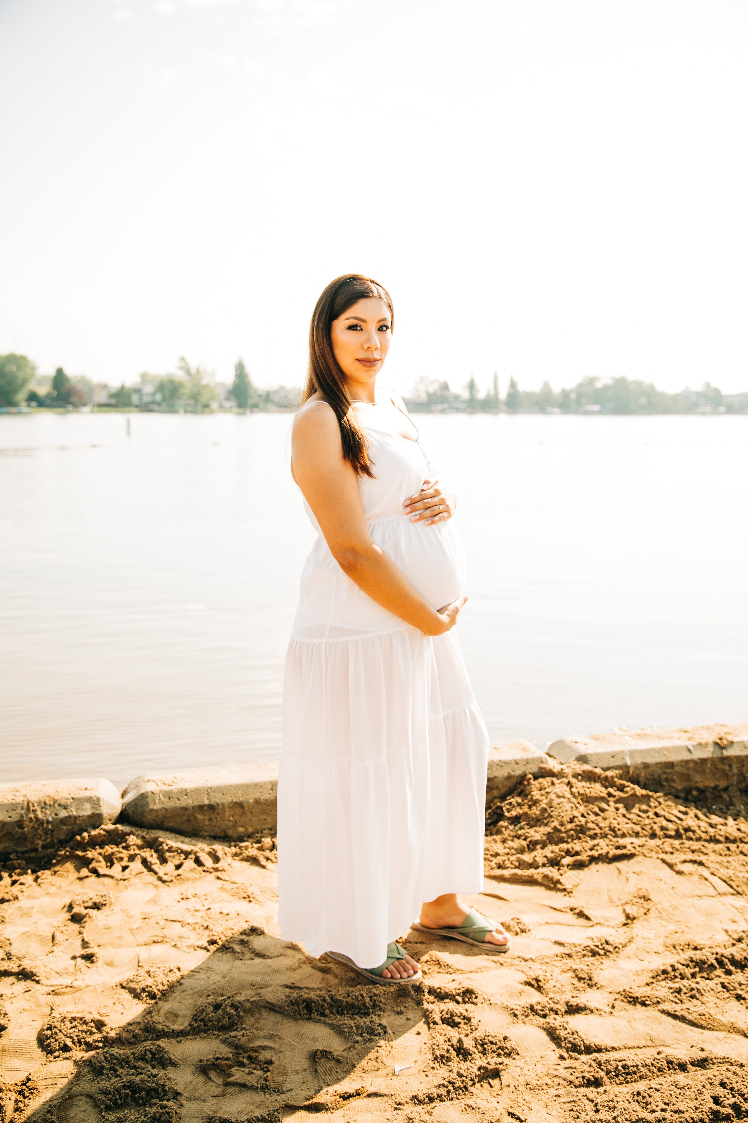 Maternity Photos — Isa — Chestermere. Fotografía accesible en Calgary