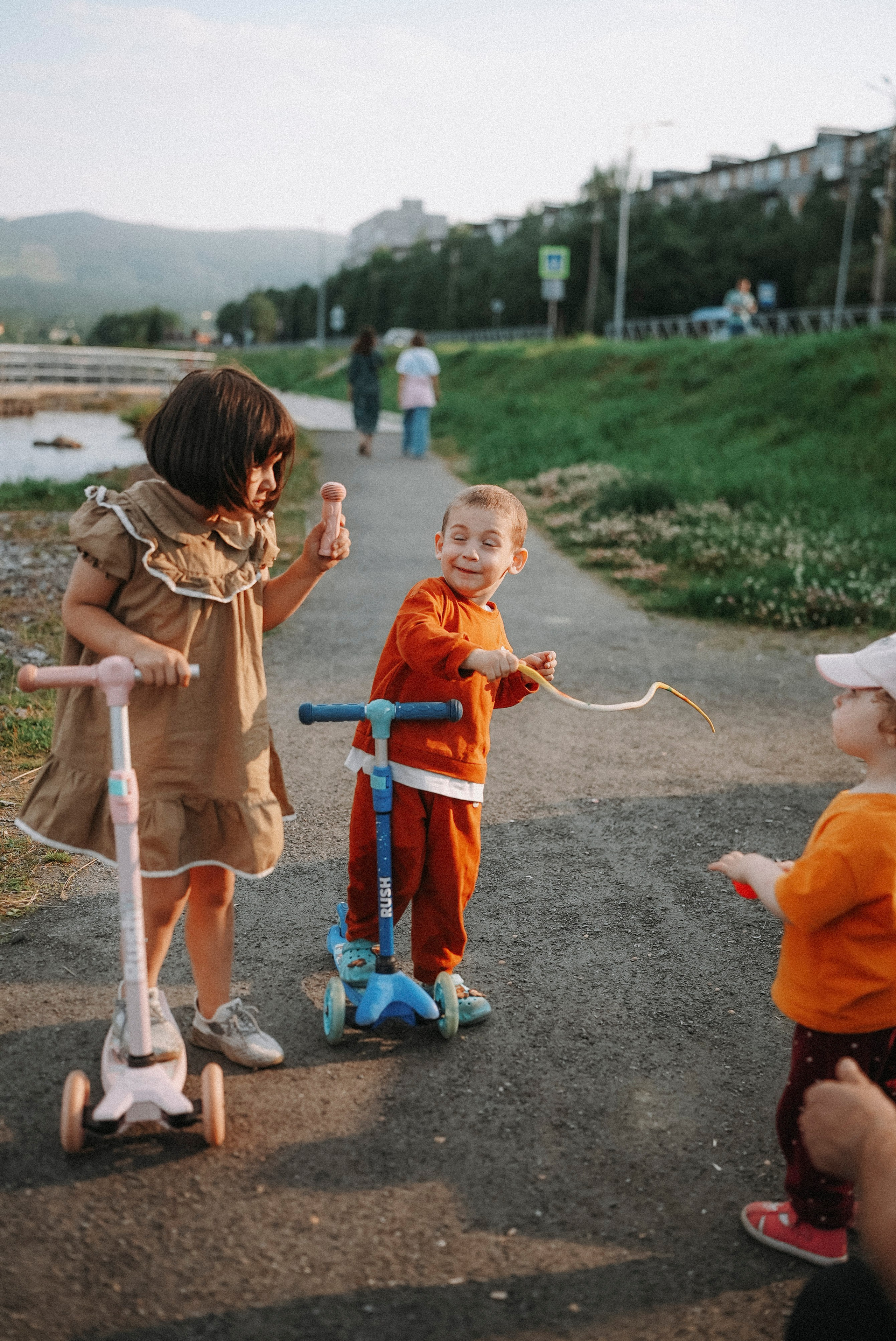 2025. Стрит-фотография, полная абсурда, идиотизма и красоты