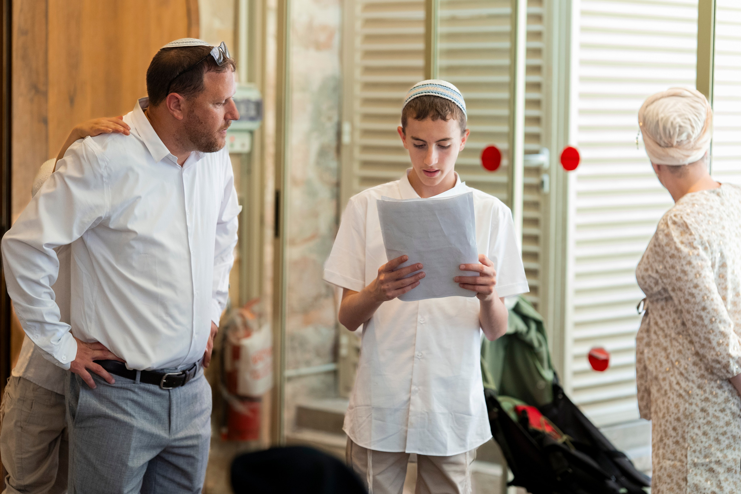 הנחת התפילין רפאל לוי. יוסף מזרחי צילום חתונה, ברית וזוגיות. צלם מקצועי שאוהב להוציא אתכם הכי יפים ברגעים הכי מרגשים