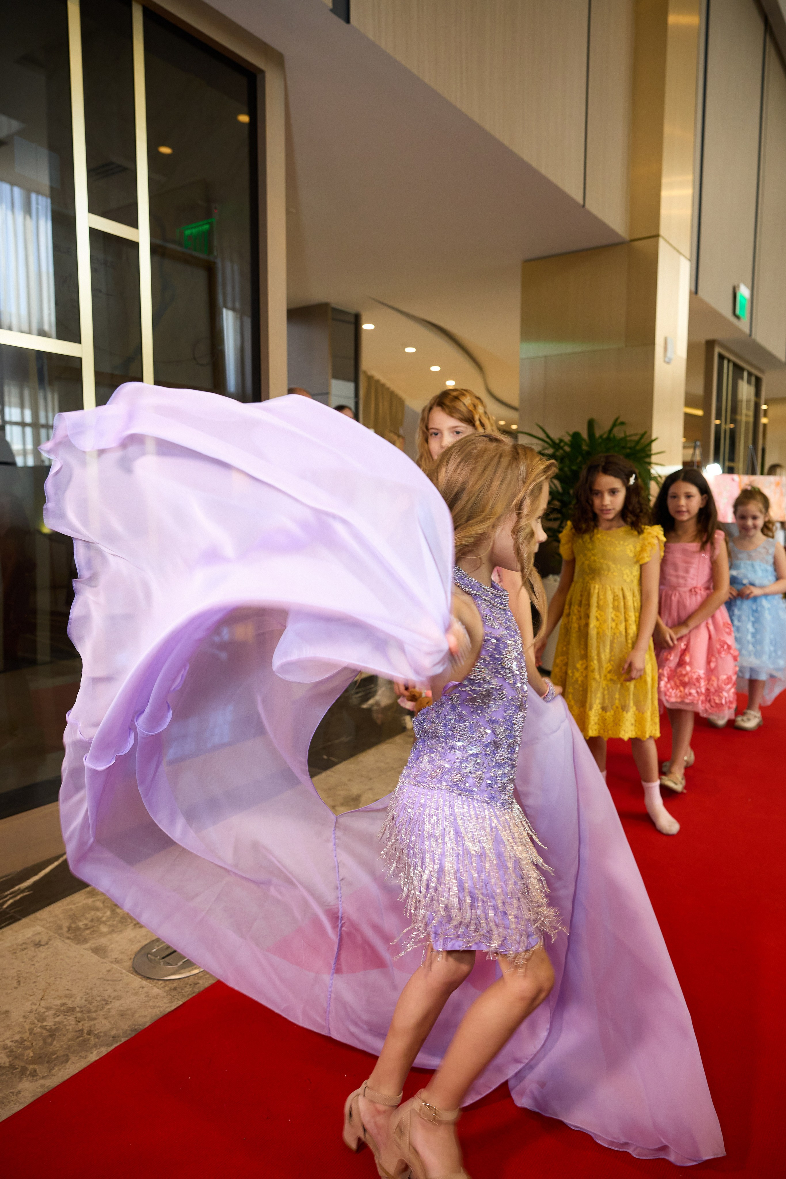 Авторская благотворительная художественная выставка Дианы Бортник. Фотограф Юлия Маковеева