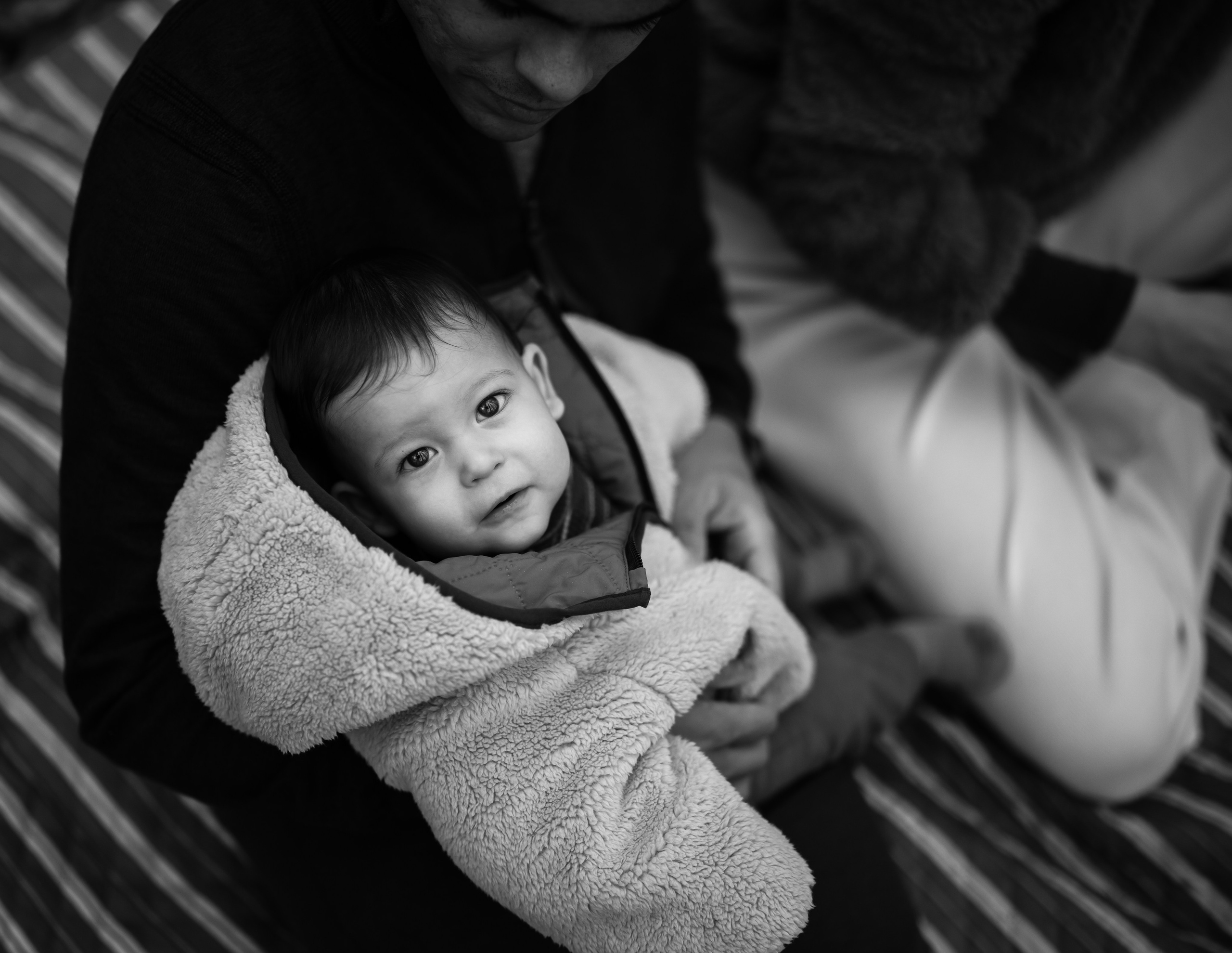 Slapend kind in armen van papa na actieve shoot - Kapture Fotografie