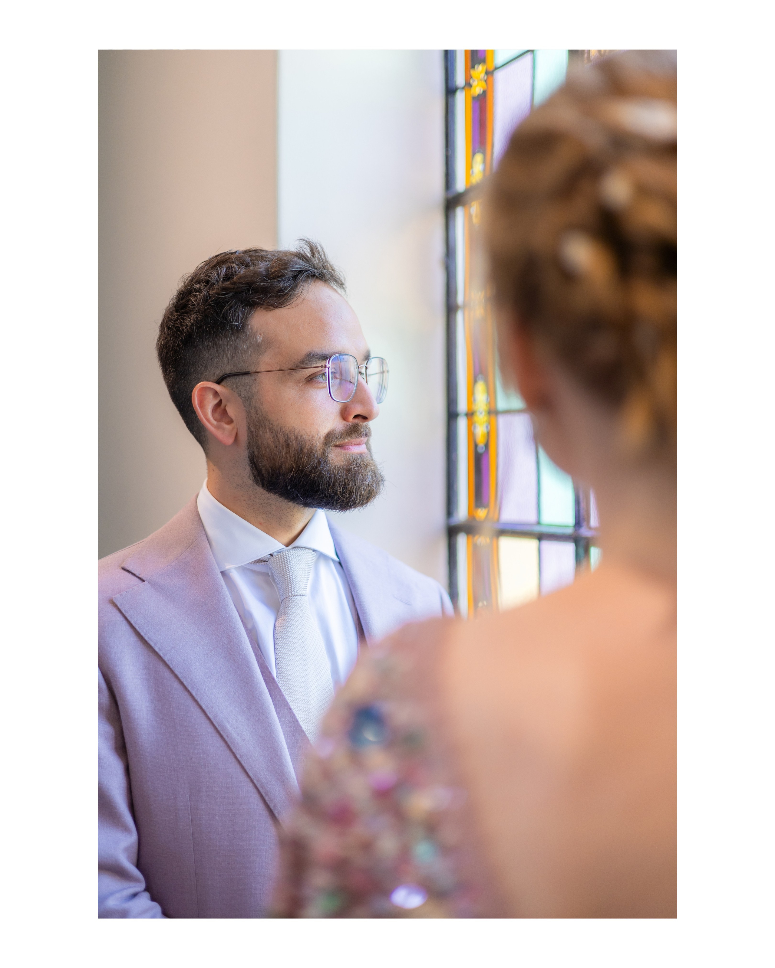 Kapture Fotografie - Stijlvol portret van een pasgetrouwd bruidspaar, professionele huwelijksfotografie met natuurlijke lichtinval.