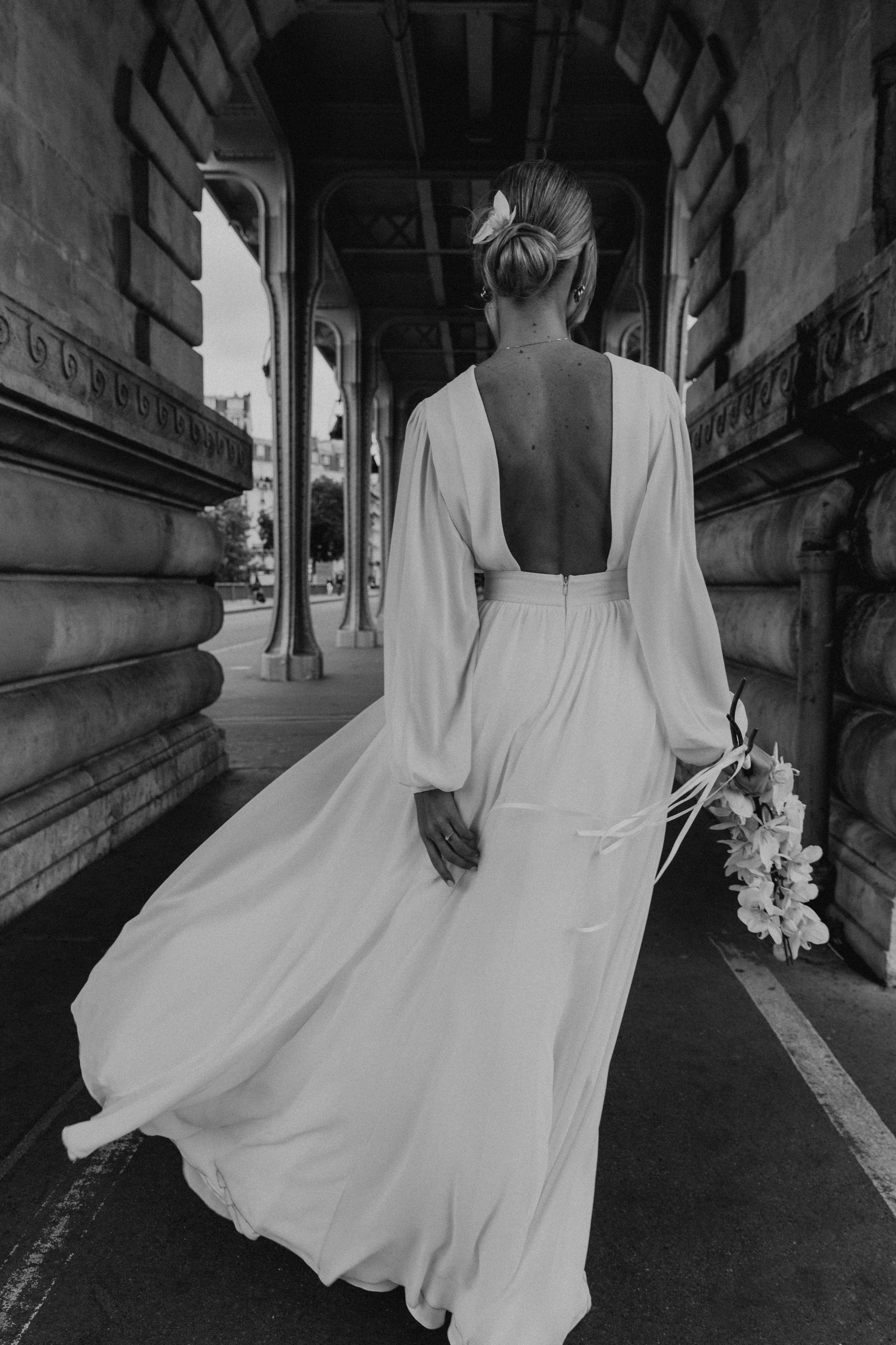Elopement à Paris près de la Tour Eiffel — une histoire en noir et blanc. Photographe de mariage à Paris