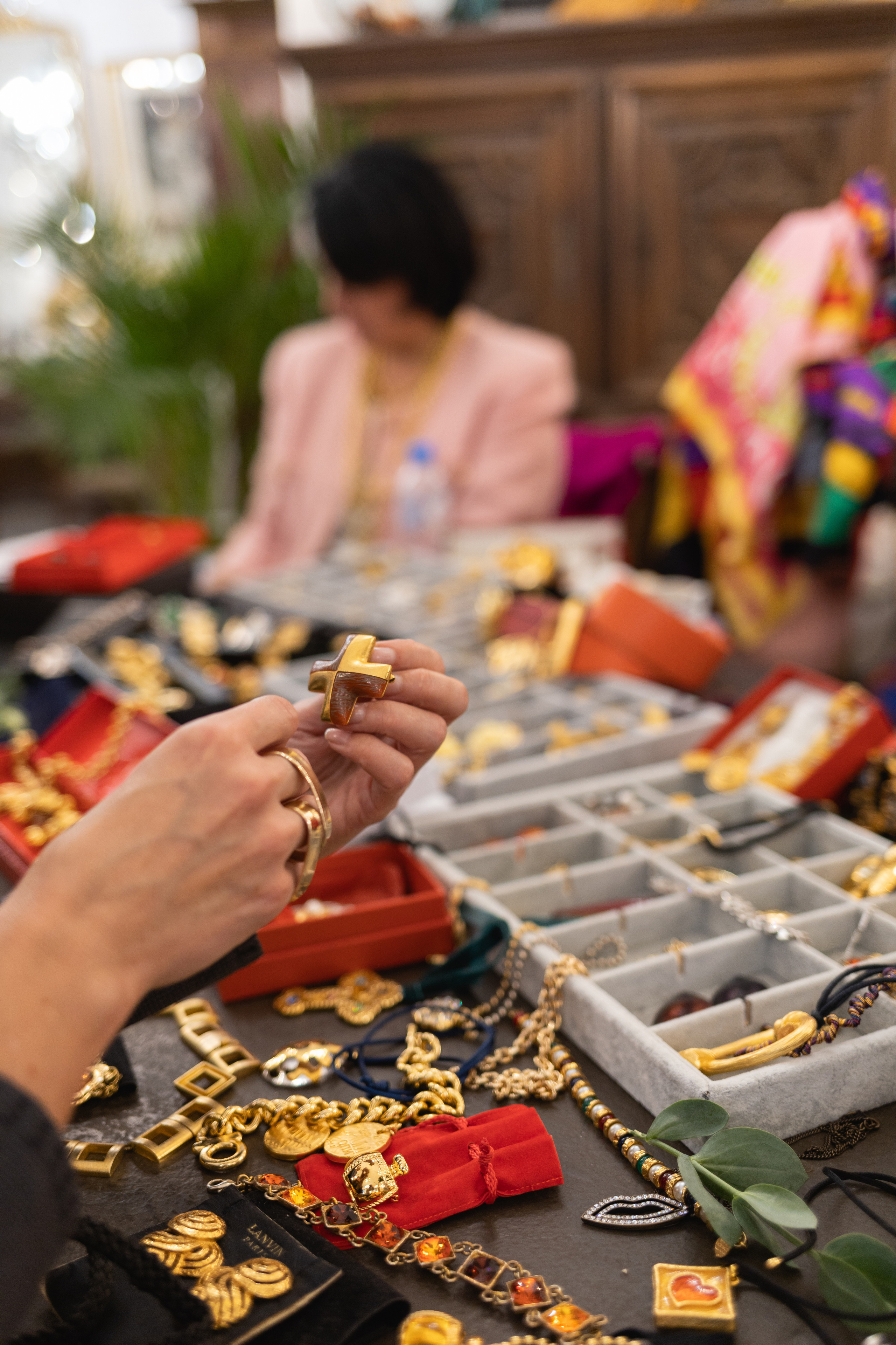 Brocante in Antique Gallery. Sasha Amelie — Lifestyle Photographer NYC