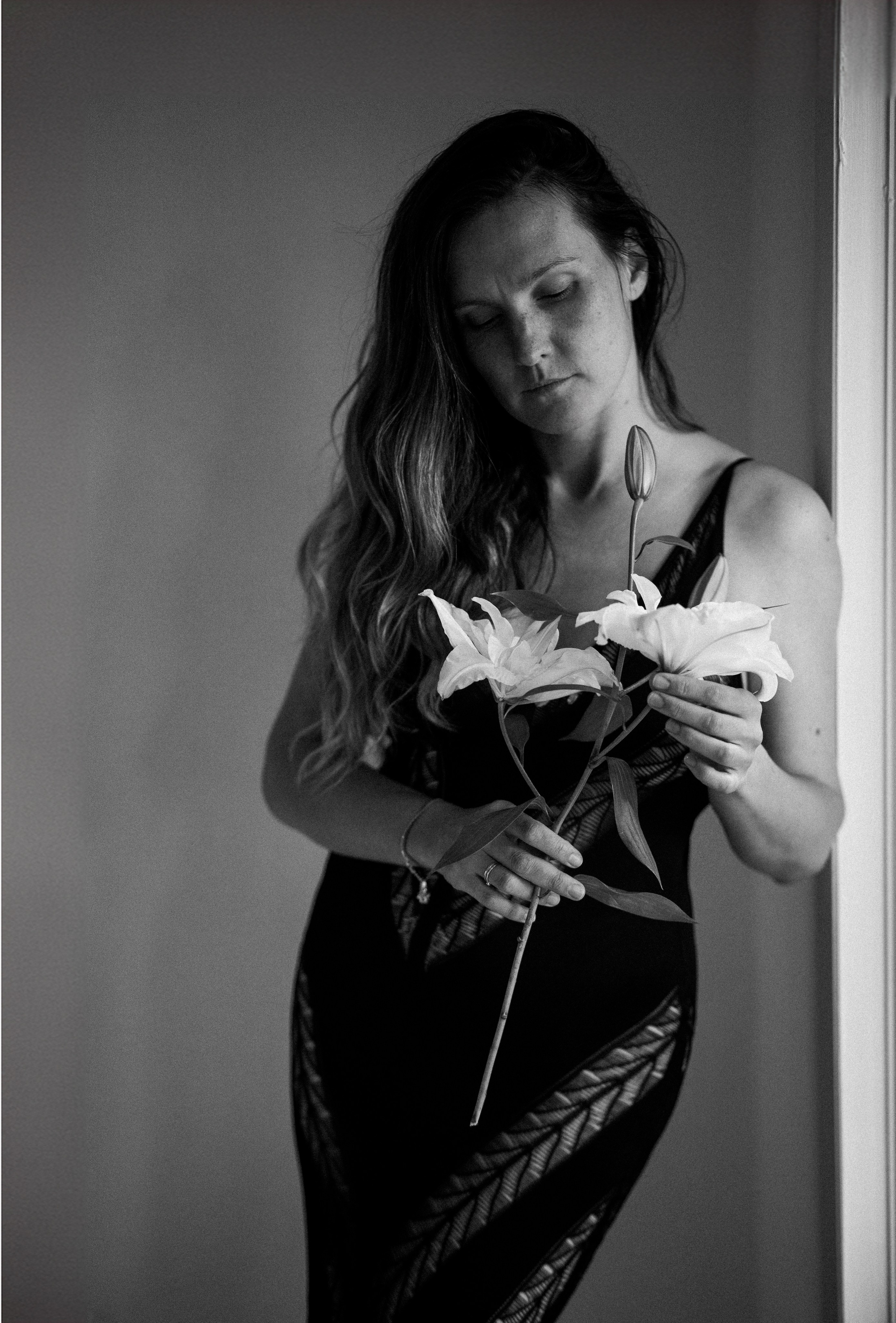 L. Rawnoir- Portrait photography by Daria Paliy.Timeless black&white portraits of women in NYC area