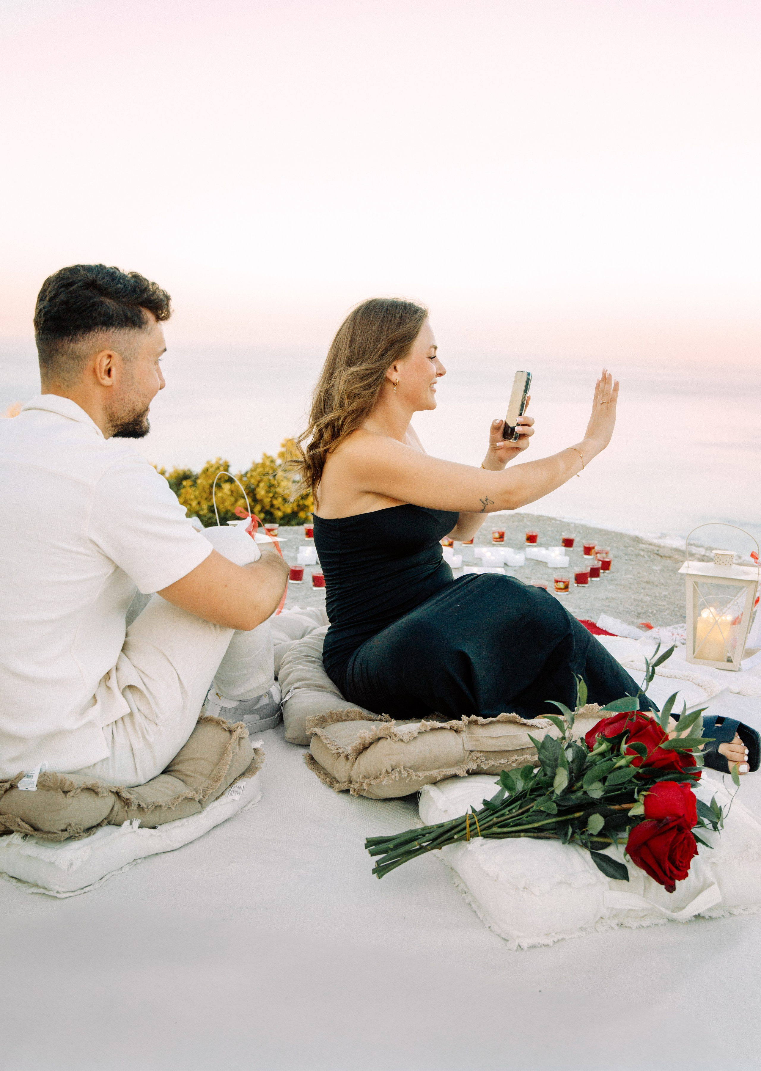"Stiller Moment nach dem Heiratsantrag: Die Braut bewundert ihren Verlobungsring vor der Panorama-Kulisse von Faliraki auf dem Berggipfel des Profitis Ilias."