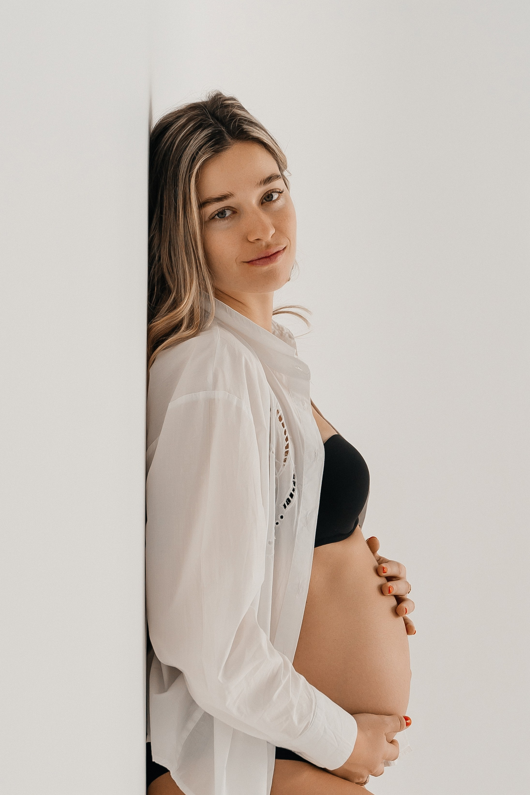 Maternity in studio. Family and wedding photographer in Italy Olga Kulikova