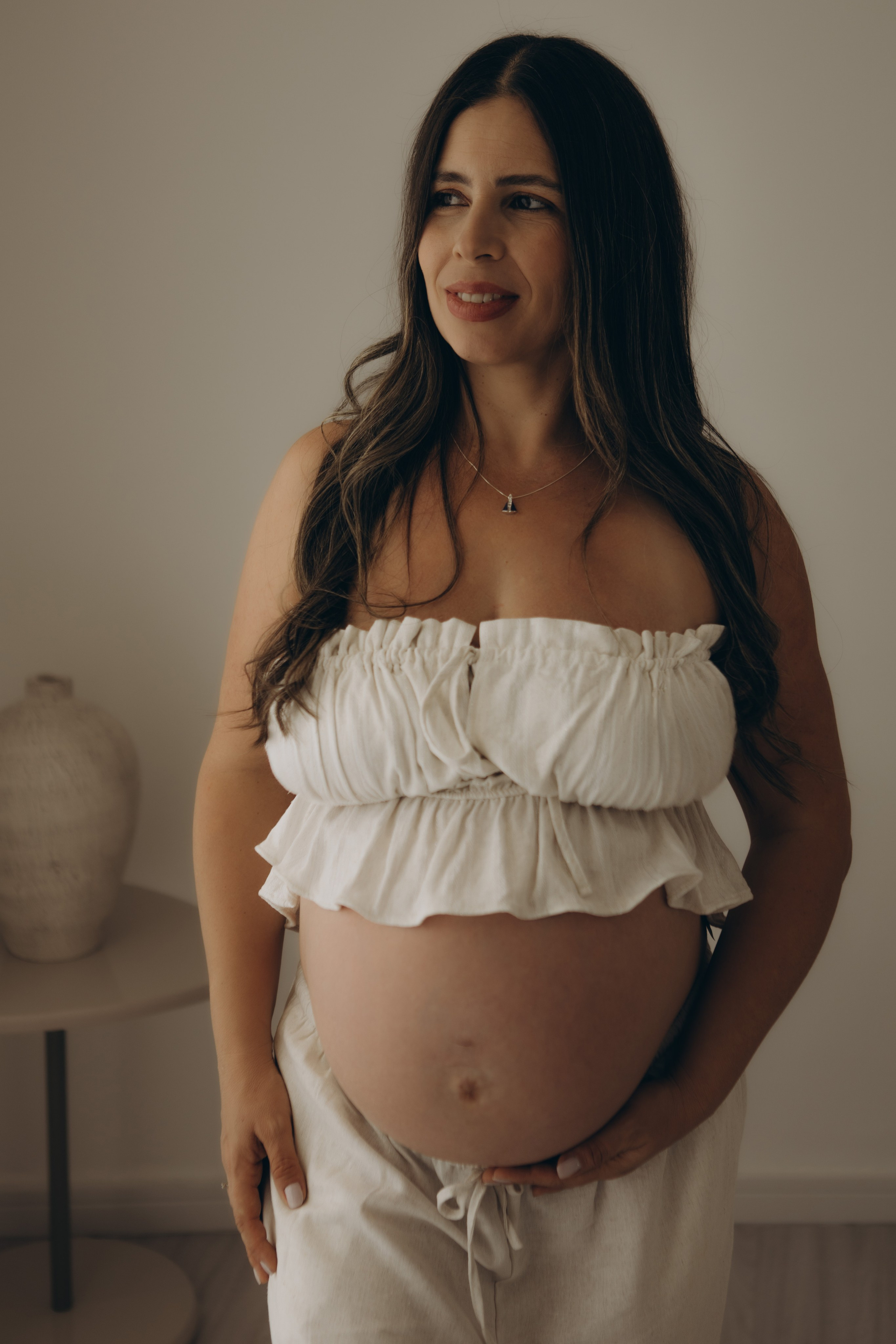 ensaio gestante minimalista em estúdio em Sorocaba