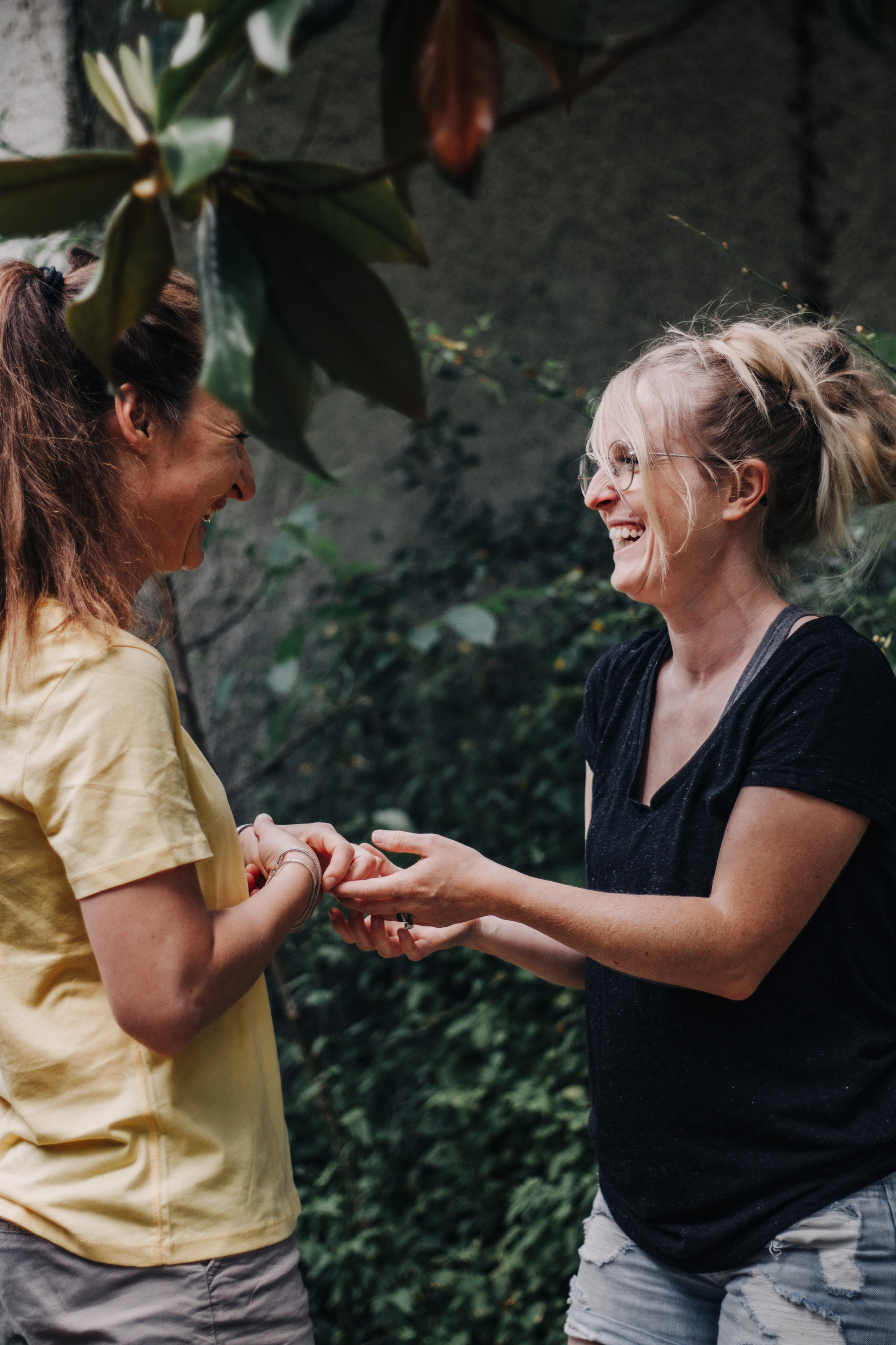 Anais et Tiffany. Photographe professionnelle à Poitiers, Tours et Châtellerault | Studio photo entre Poitiers et Tours – portraits, familles, entreprises, ma