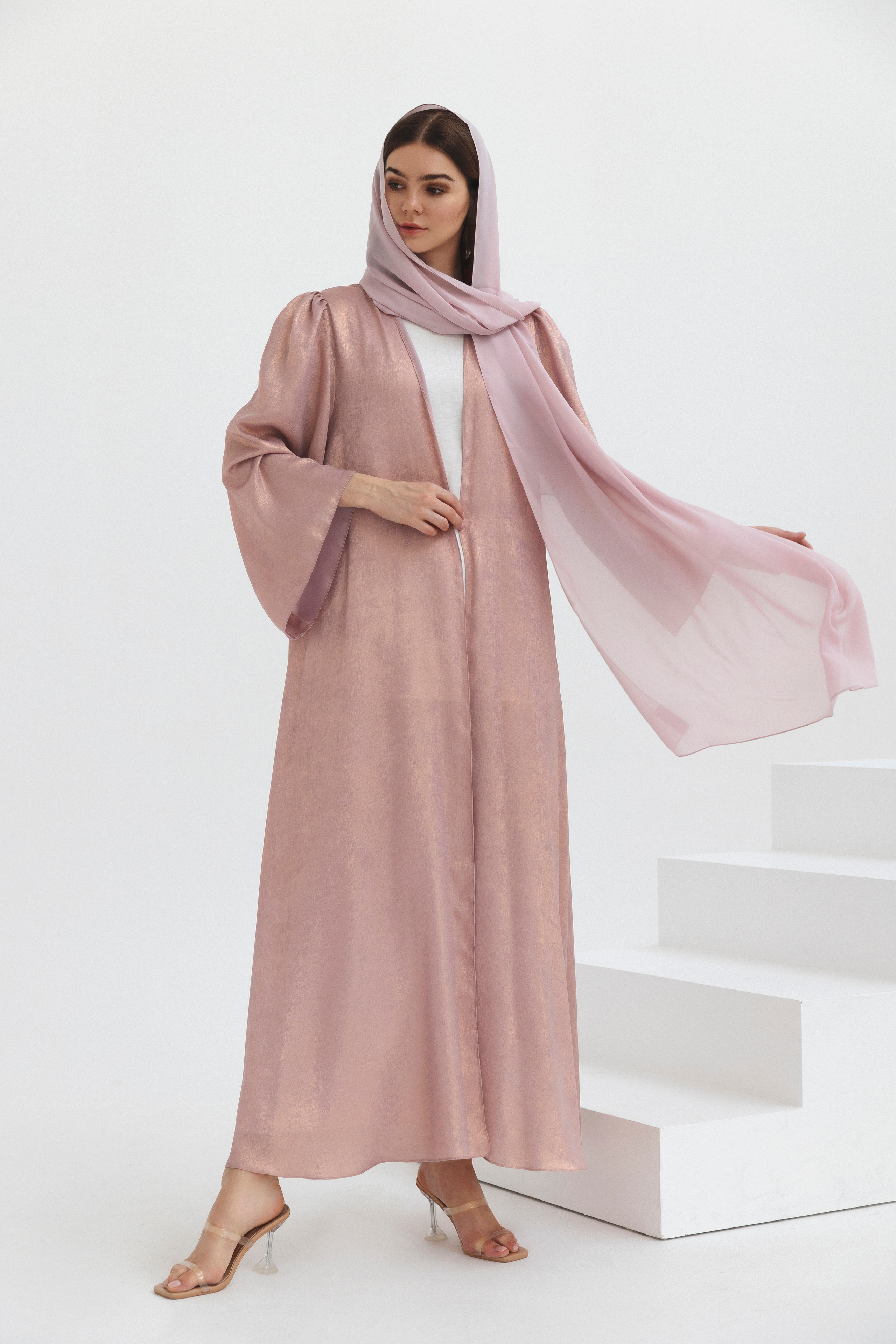 Abaya. Female Photographer in Dubai