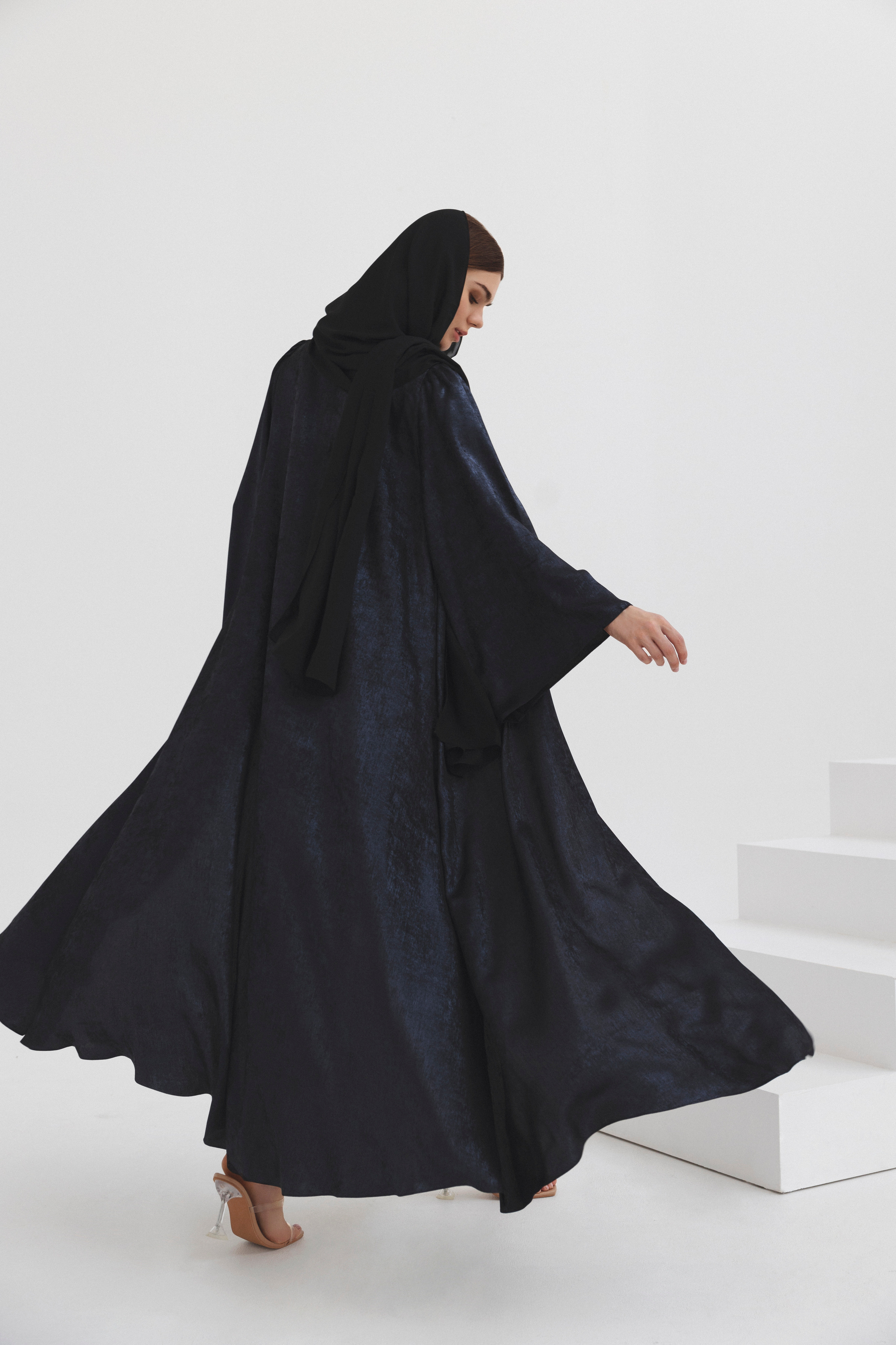 Abaya. Female Photographer in Dubai