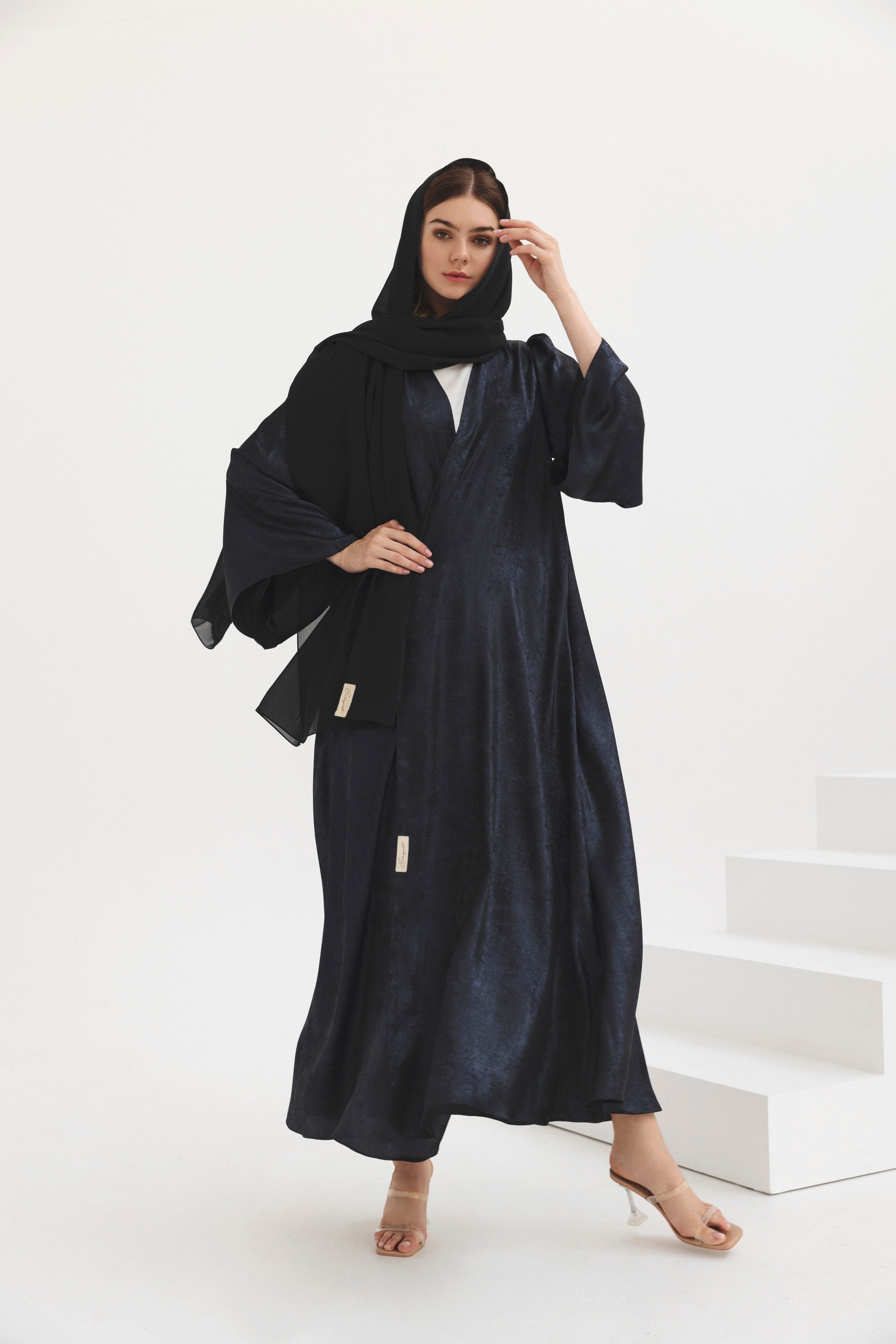 Abaya. Female Photographer in Dubai