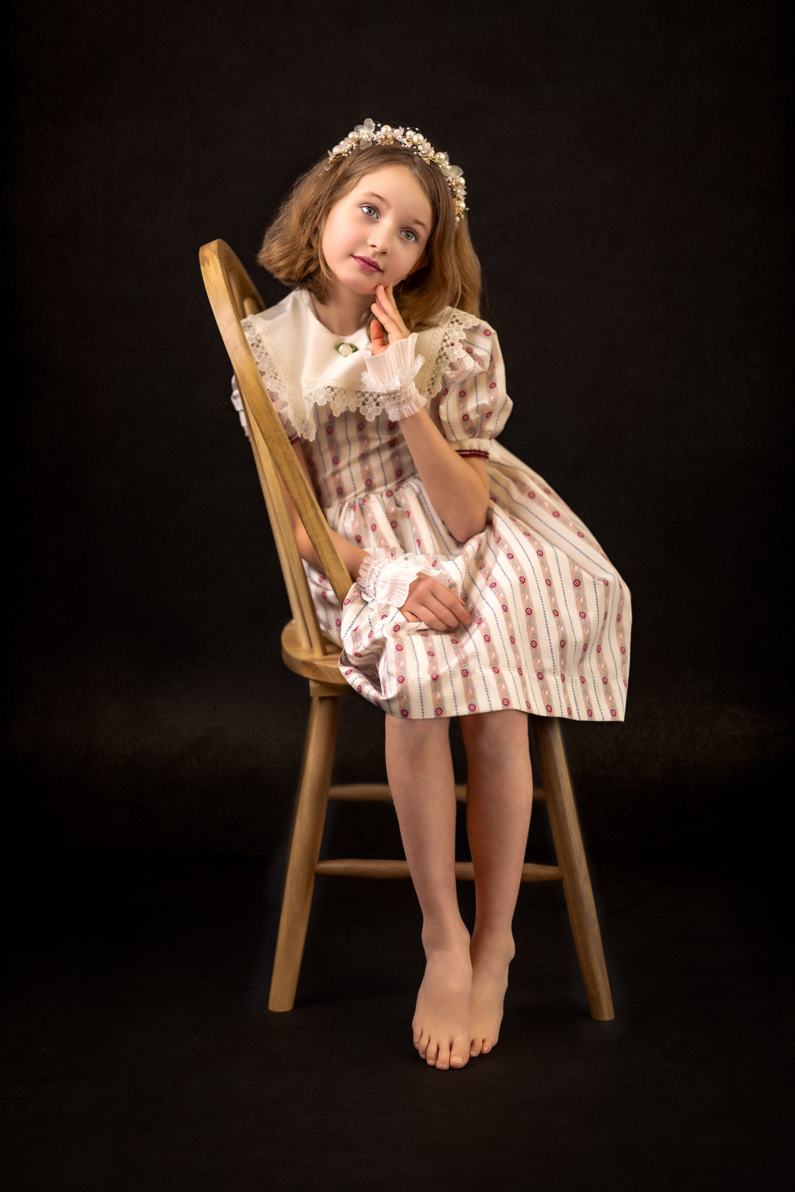 Fine Art children’s portraits in Dresden – artistic photography for your child. A studio with unique vintage outfits, perfect lighting, and an artistic atmosphere. No matter how active your child is – I will capture their essence beautifully!