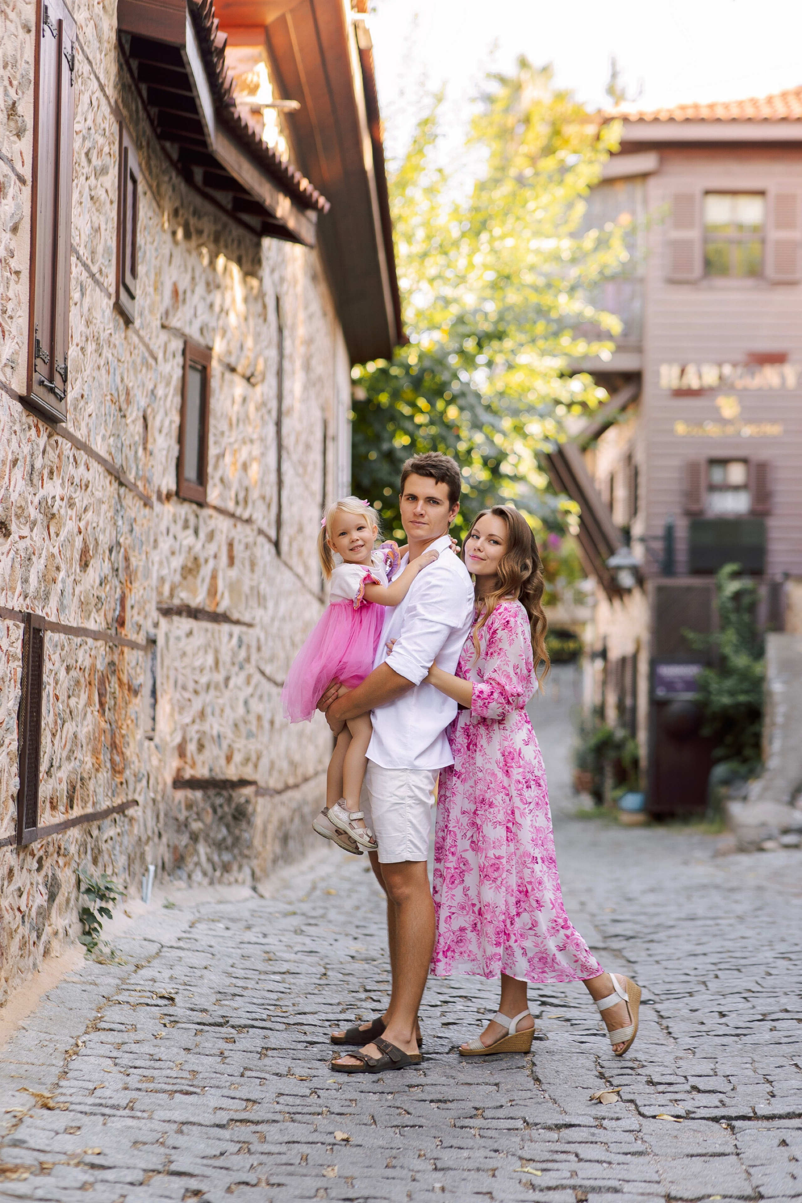 Family Walk in Alanya Old City | Colourful Streets Photoshoot. Professional Photographer in Alanya, Side, Belek, Antalya. Turkiye