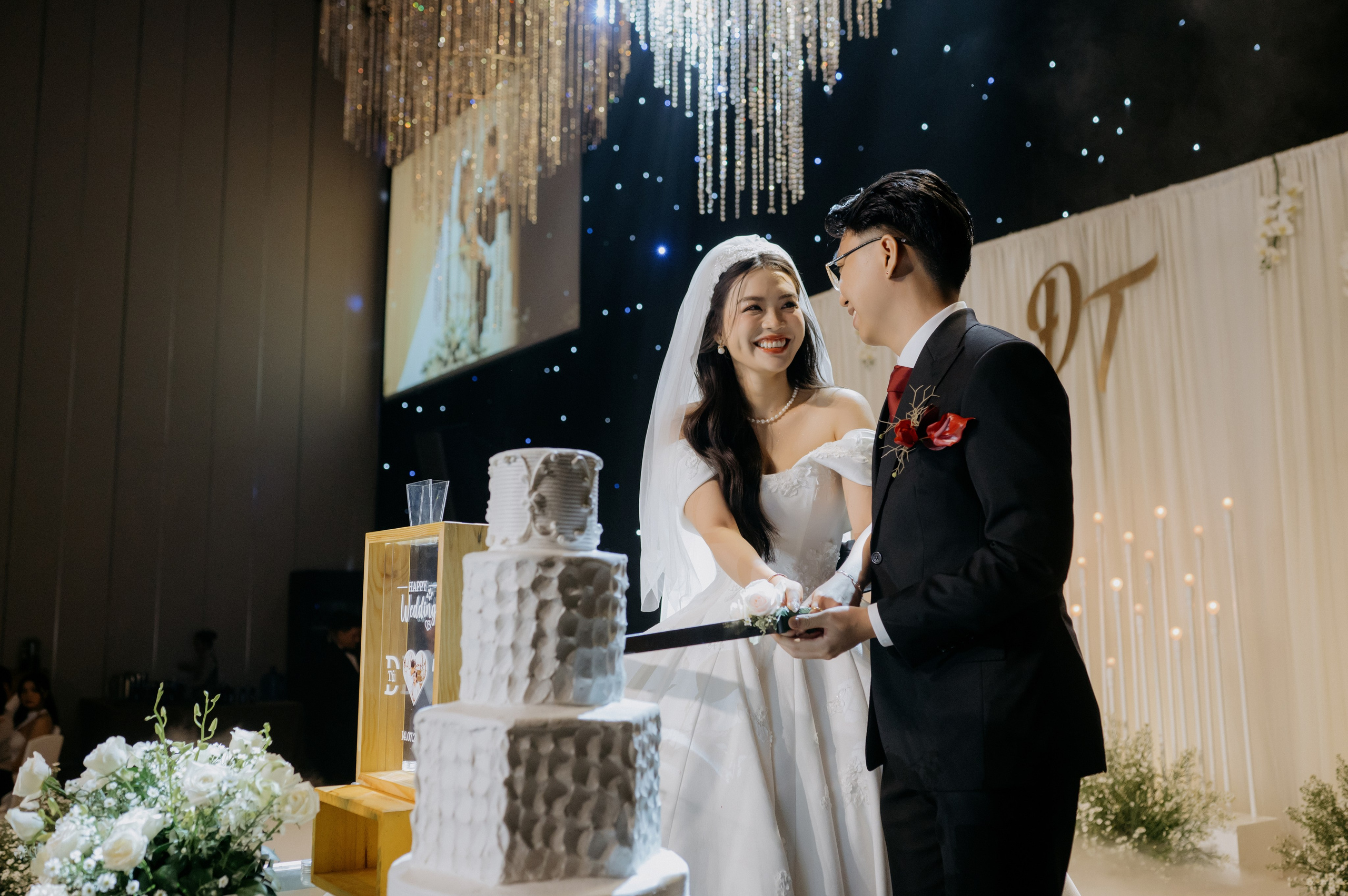 DAT & TU / Wedding Party. Saigon Wedding Present | Art Beyond Moments