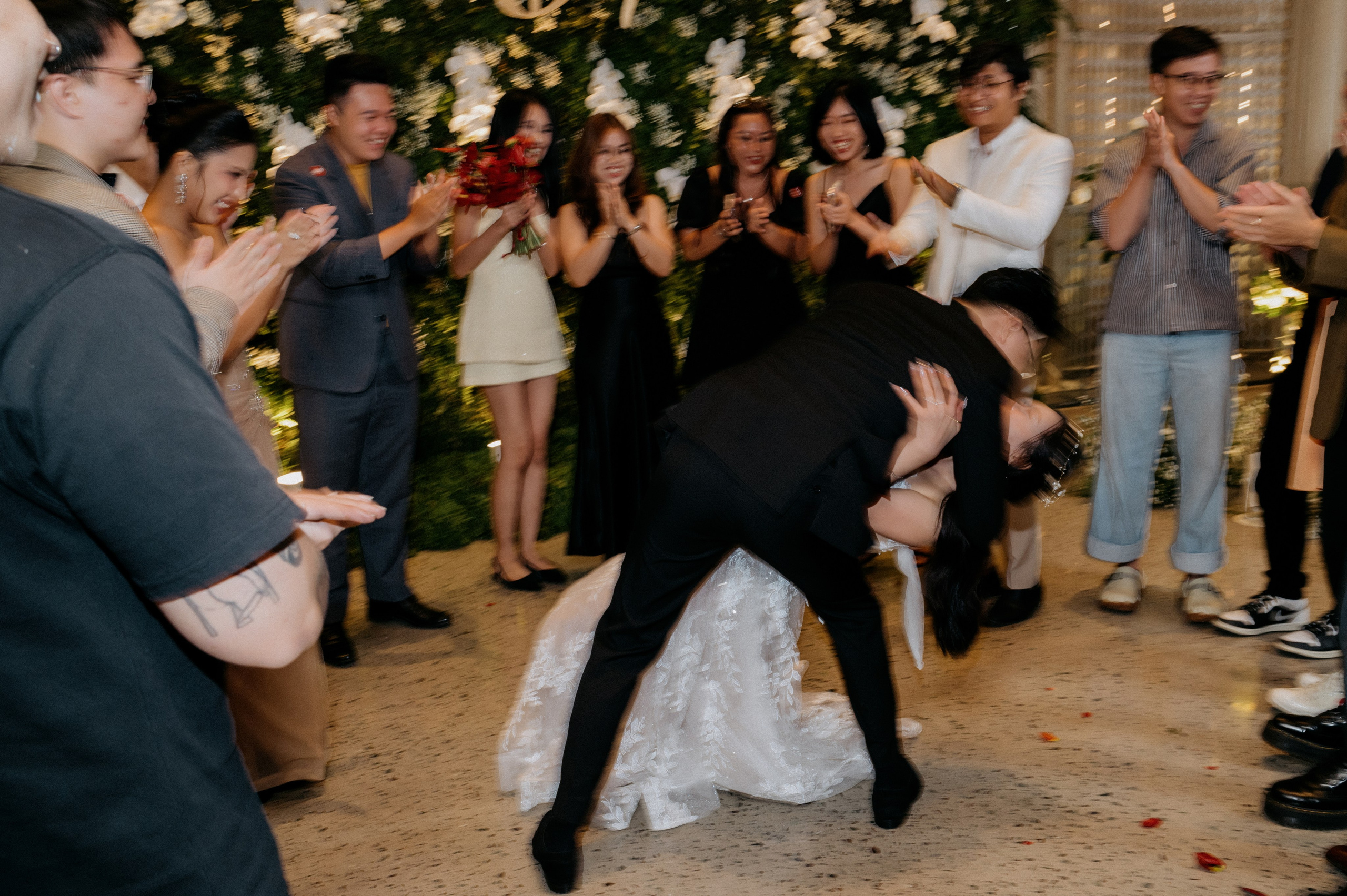 DAT & TU / Wedding Party. Saigon Wedding Present | Art Beyond Moments