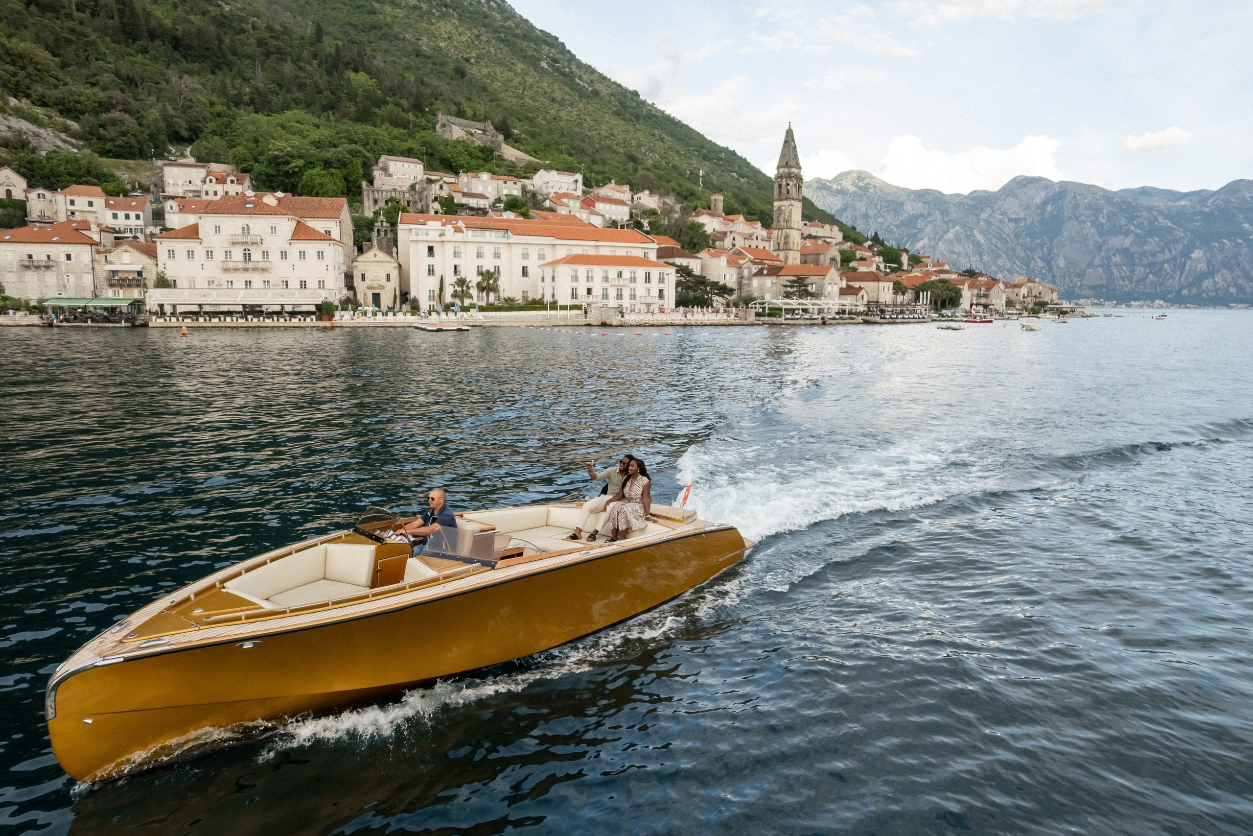 Love story in Perast with boat tour. Fotograf i snimatelj za venčanja u Crnoj Gori | Maria & Vasilii