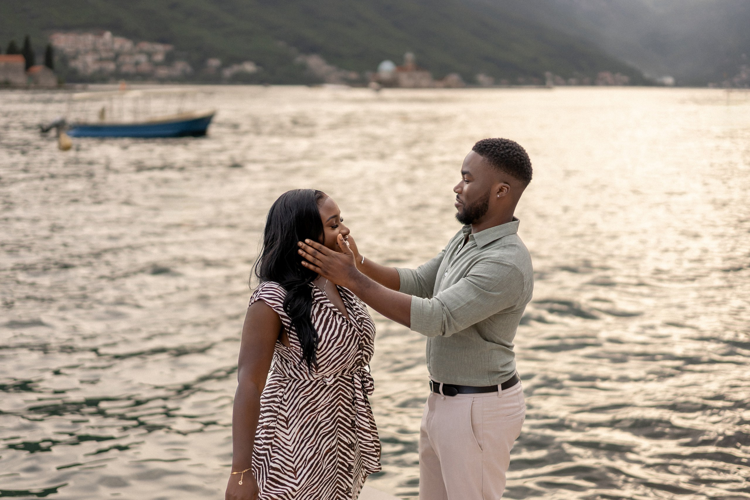 Love story in Perast with boat tour. Fotograf i snimatelj za venčanja u Crnoj Gori | Maria & Vasilii