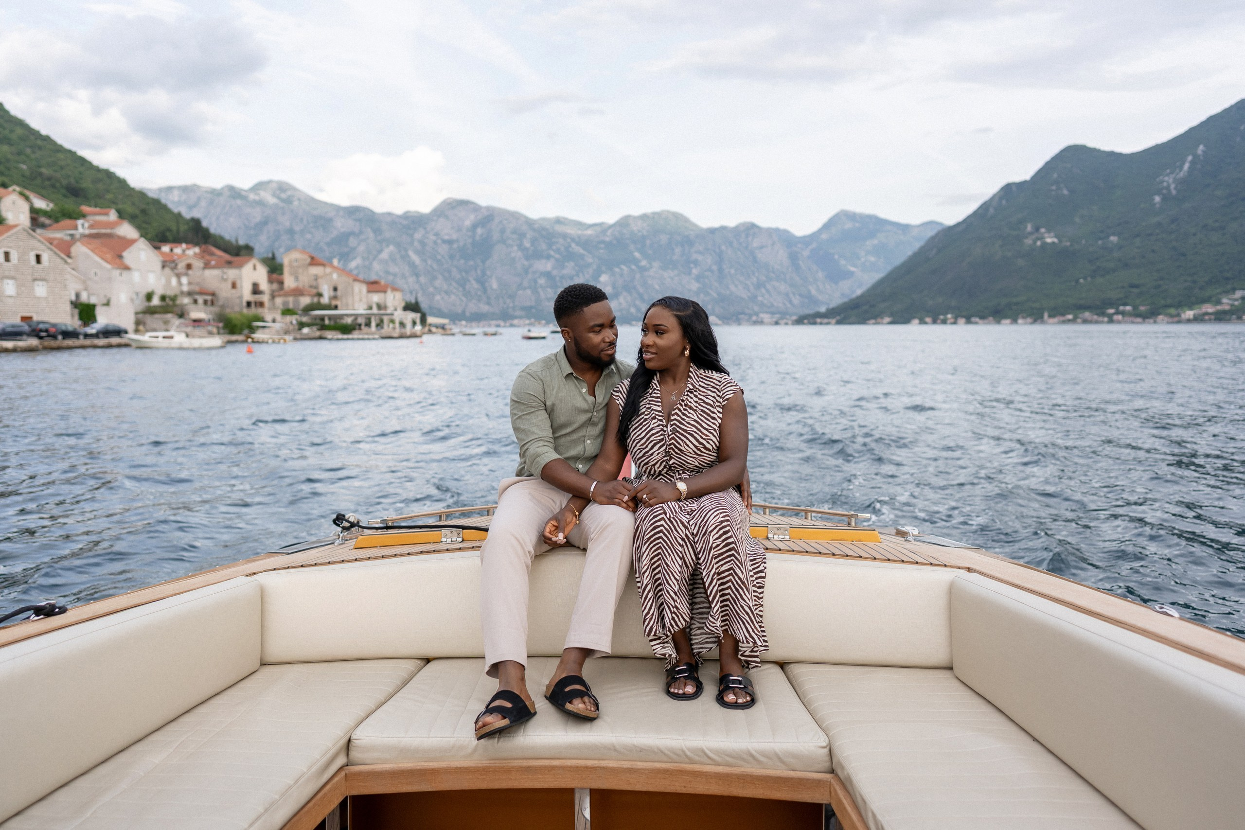 Love story in Perast with boat tour. Fotograf i snimatelj za venčanja u Crnoj Gori | Maria & Vasilii