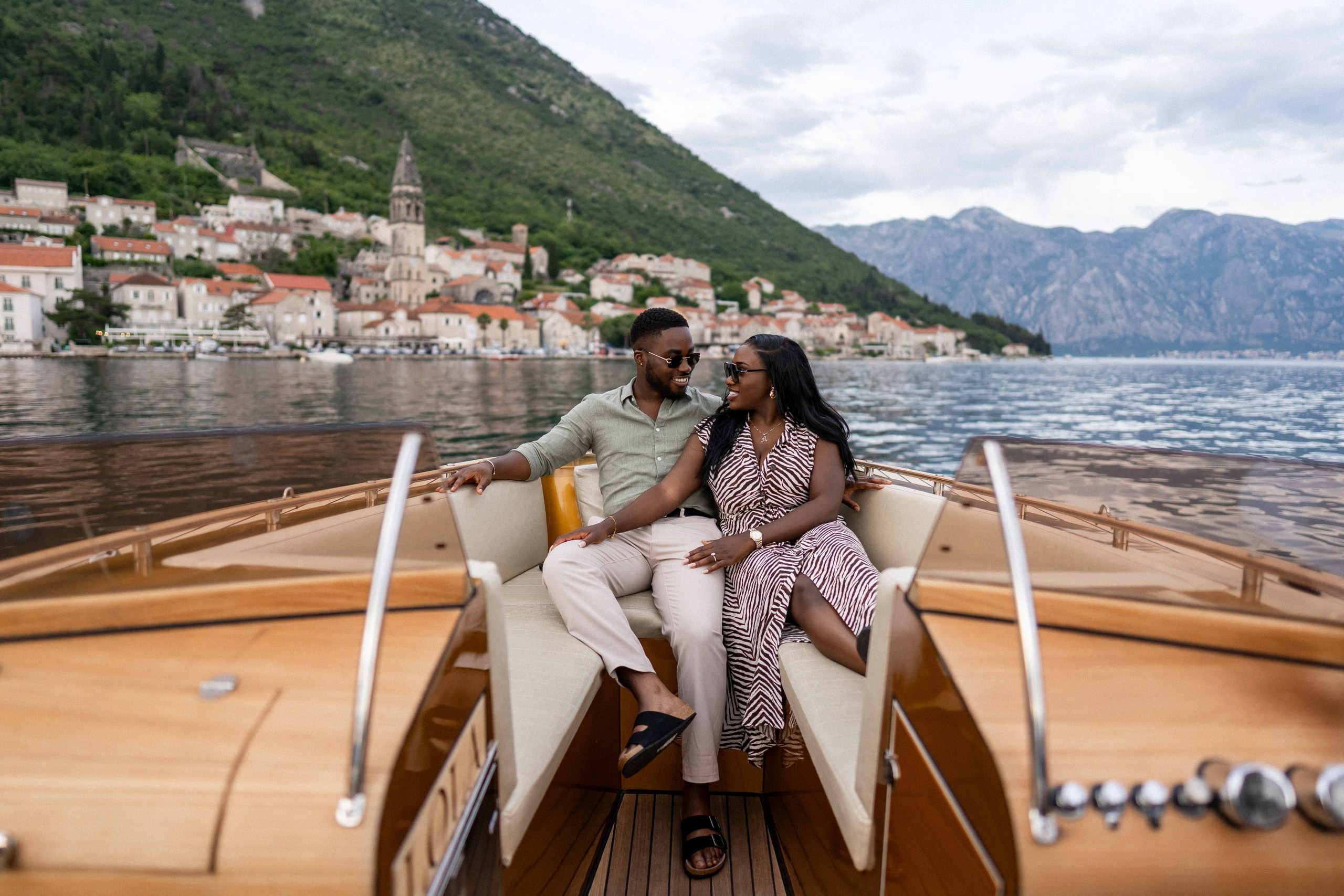 Love story in Perast with boat tour. Fotograf i snimatelj za venčanja u Crnoj Gori | Maria & Vasilii