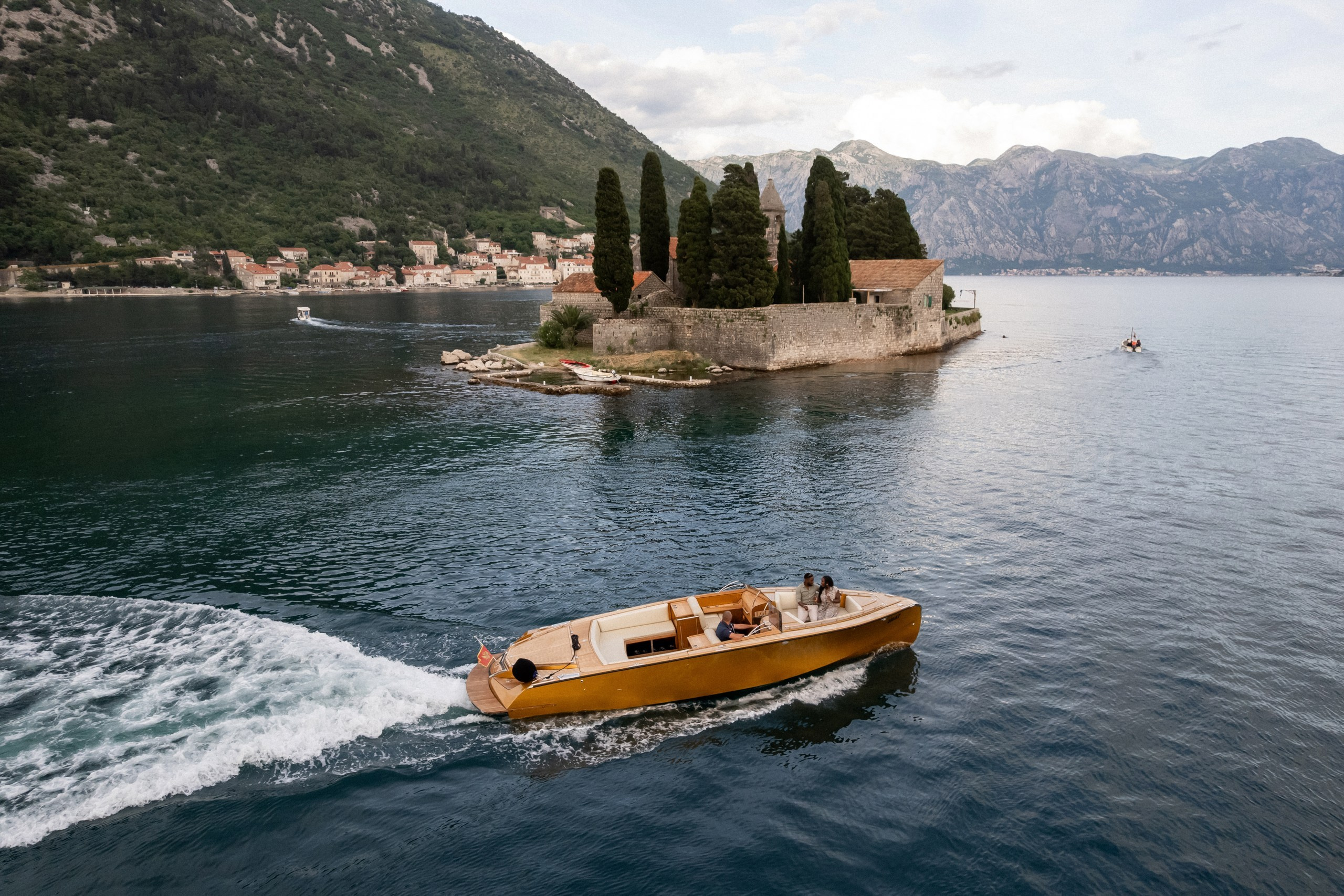 Love story in Perast with boat tour. Fotograf i snimatelj za venčanja u Crnoj Gori | Maria & Vasilii