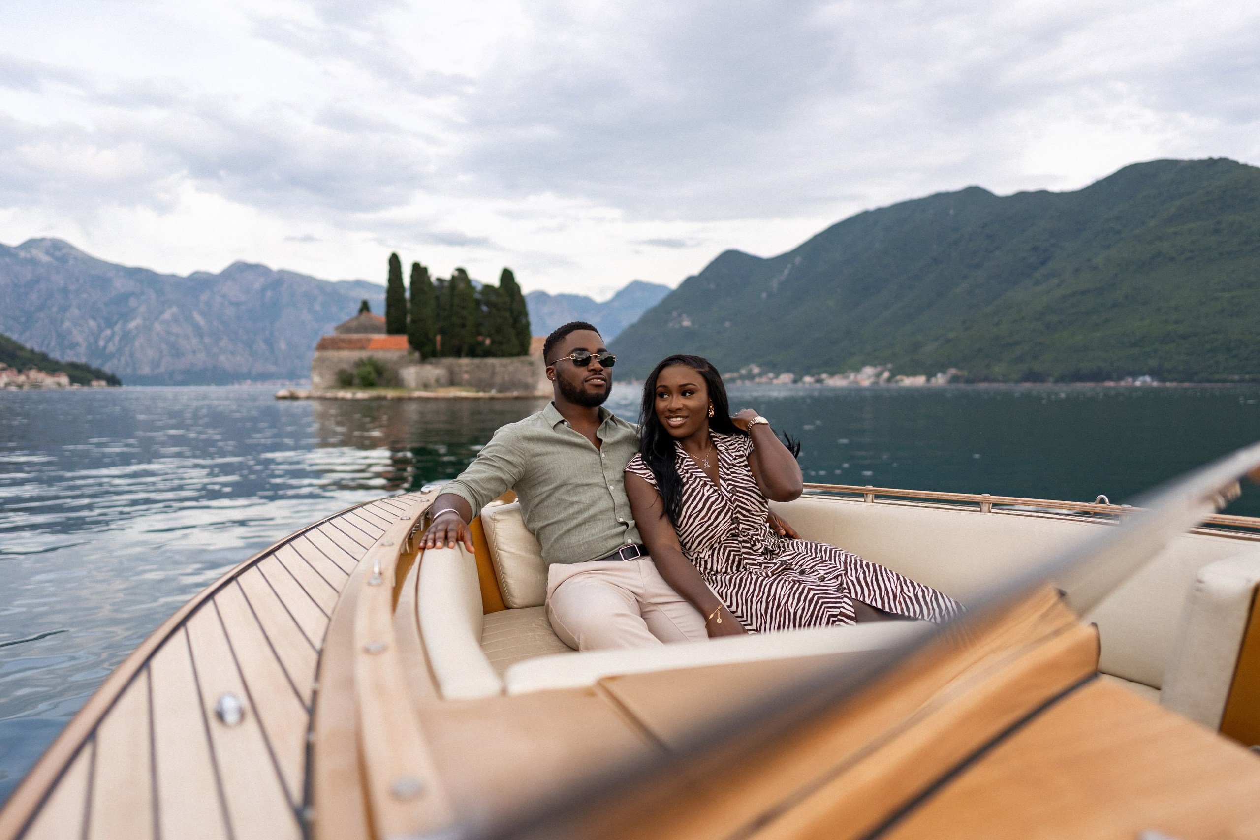Love story in Perast with boat tour. Fotograf i snimatelj za venčanja u Crnoj Gori | Maria & Vasilii