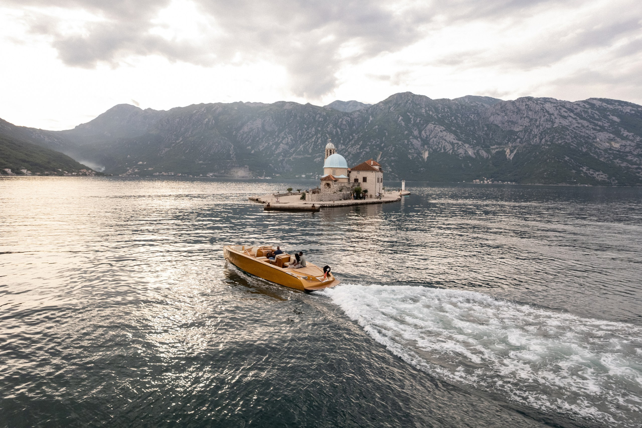 Love story in Perast with boat tour. Fotograf i snimatelj za venčanja u Crnoj Gori | Maria & Vasilii