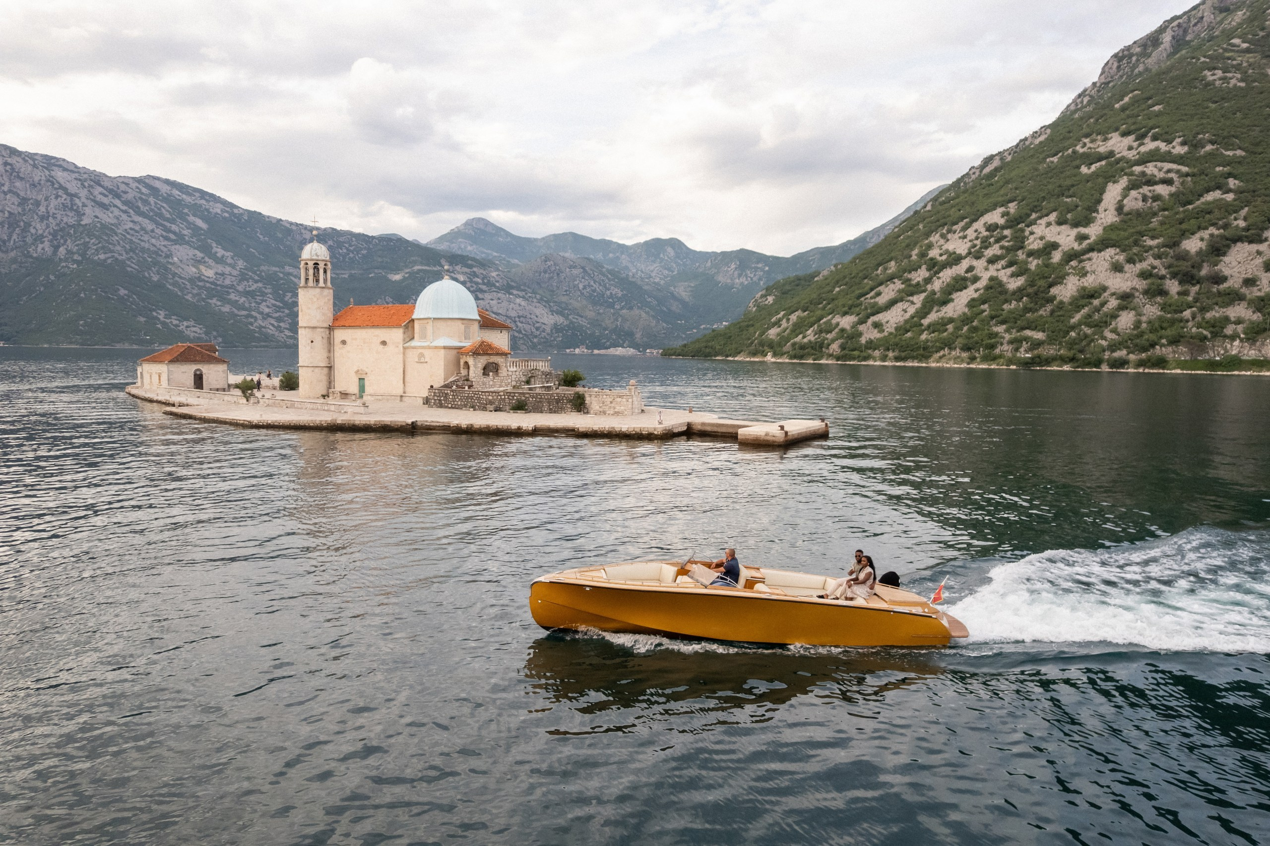 Love story in Perast with boat tour. Fotograf i snimatelj za venčanja u Crnoj Gori | Maria & Vasilii