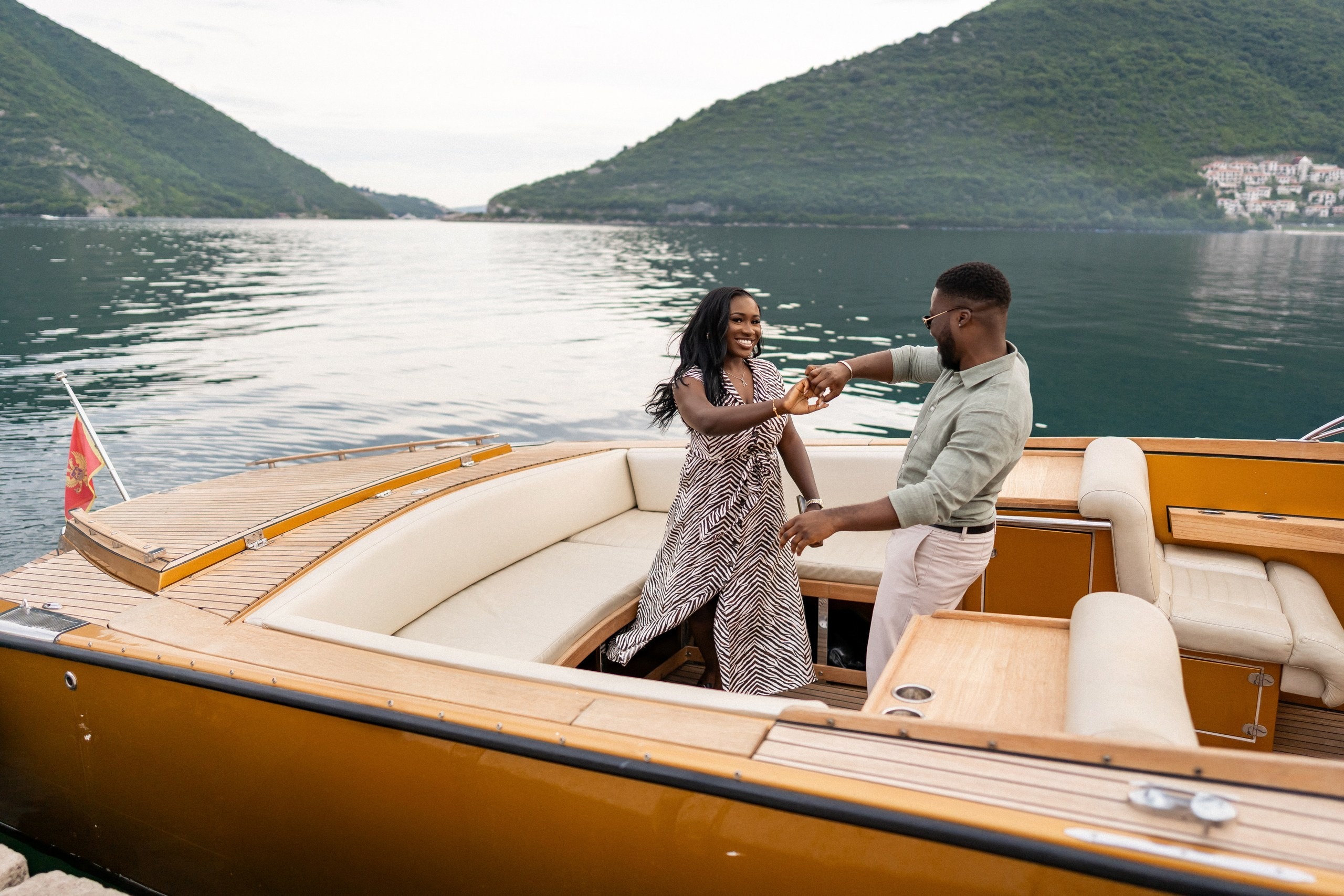 Love story in Perast with boat tour. Fotograf i snimatelj za venčanja u Crnoj Gori | Maria & Vasilii