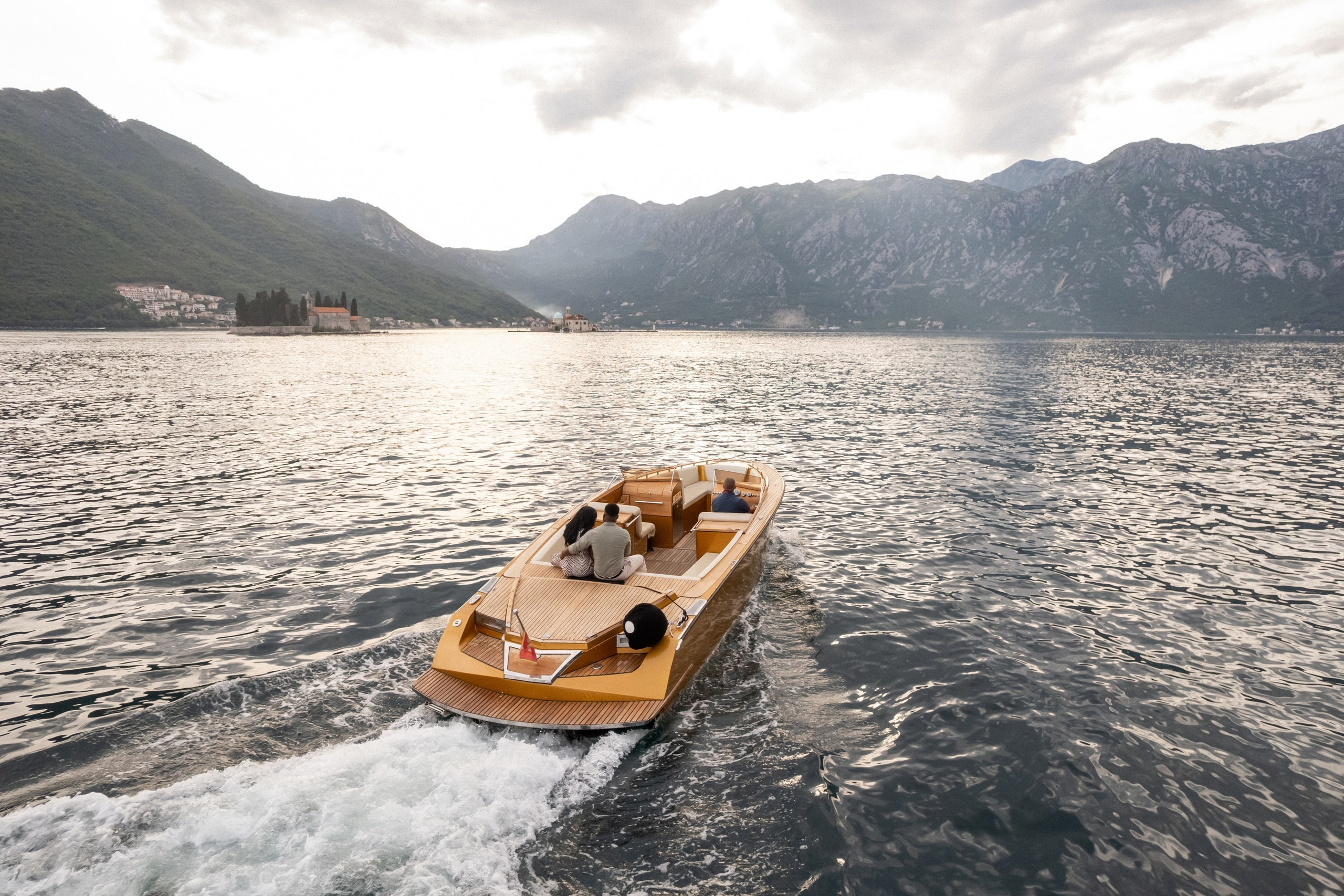Love story in Perast with boat tour. Fotograf i snimatelj za venčanja u Crnoj Gori | Maria & Vasilii