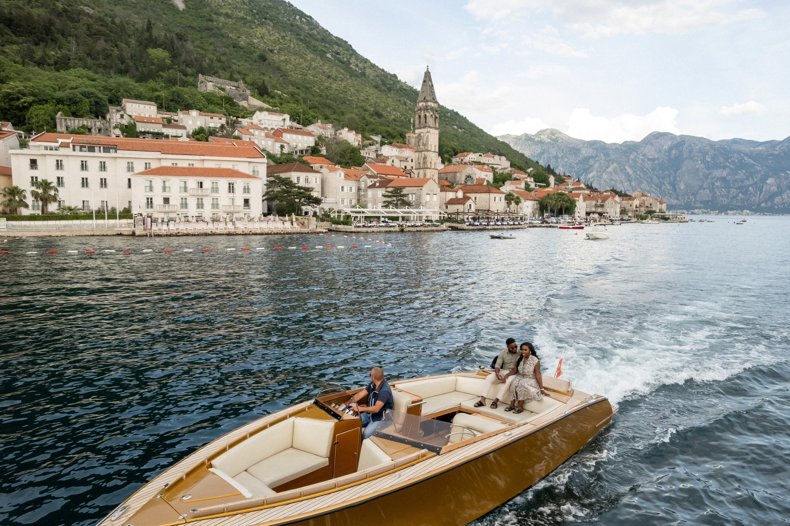 Love story in Perast with boat tour. Fotograf i snimatelj za venčanja u Crnoj Gori | Maria & Vasilii