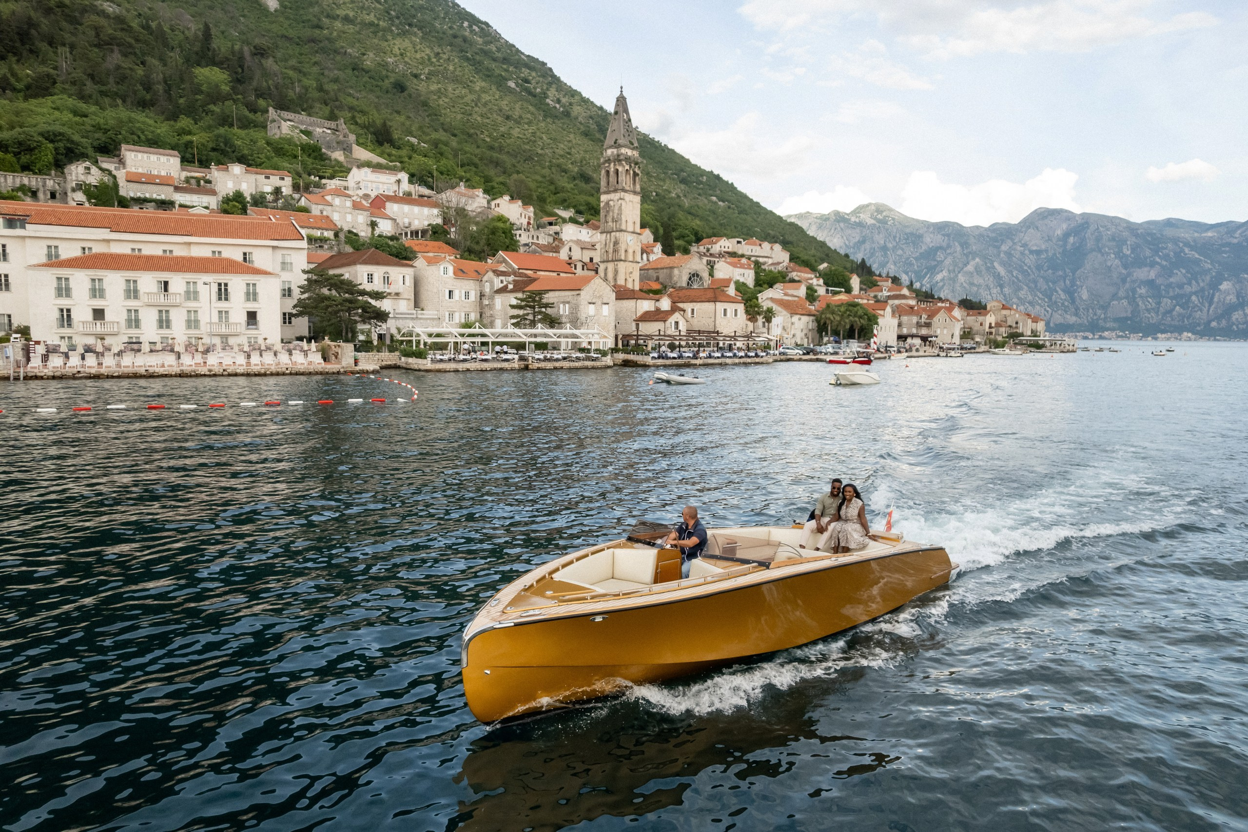 Love story in Perast with boat tour. Fotograf i snimatelj za venčanja u Crnoj Gori | Maria & Vasilii