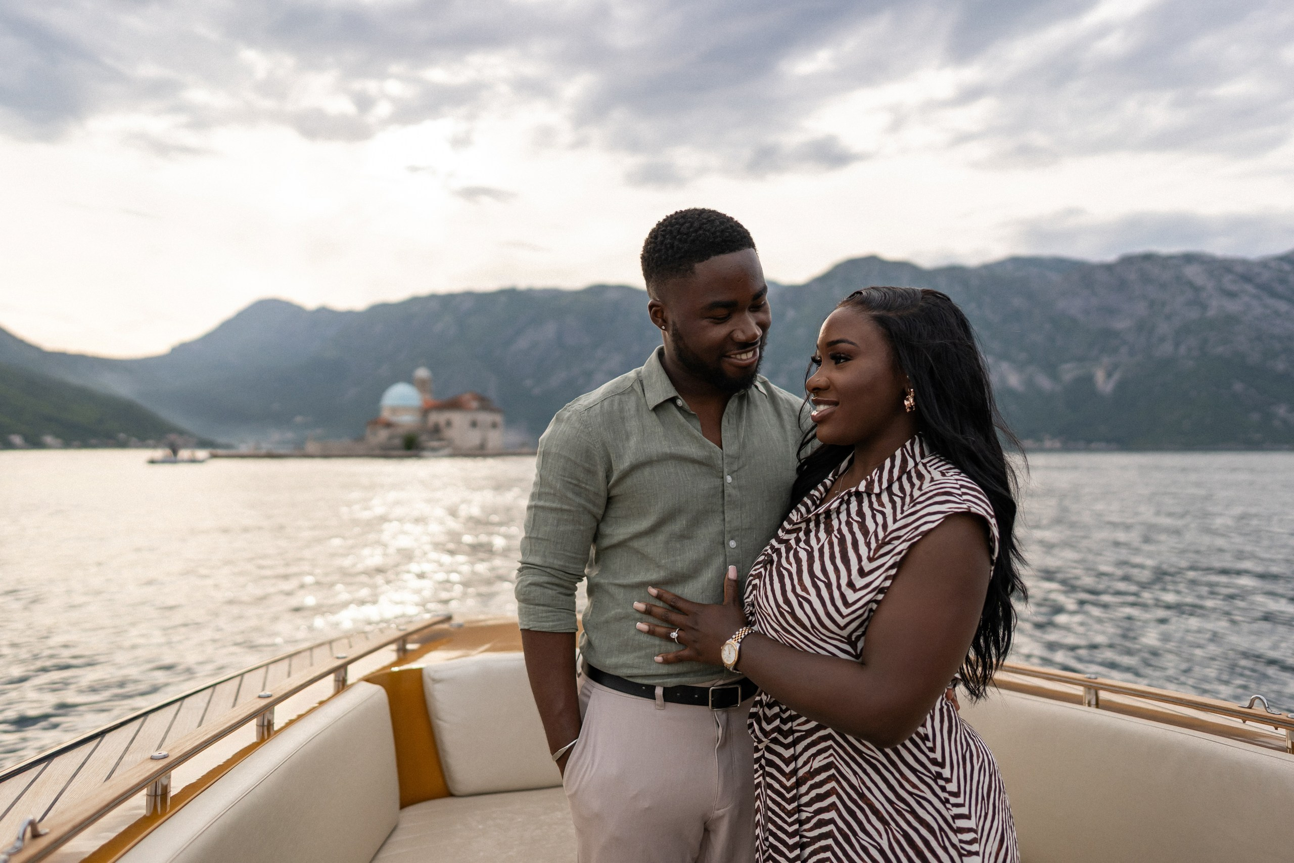 Love story in Perast with boat tour. Fotograf i snimatelj za venčanja u Crnoj Gori | Maria & Vasilii