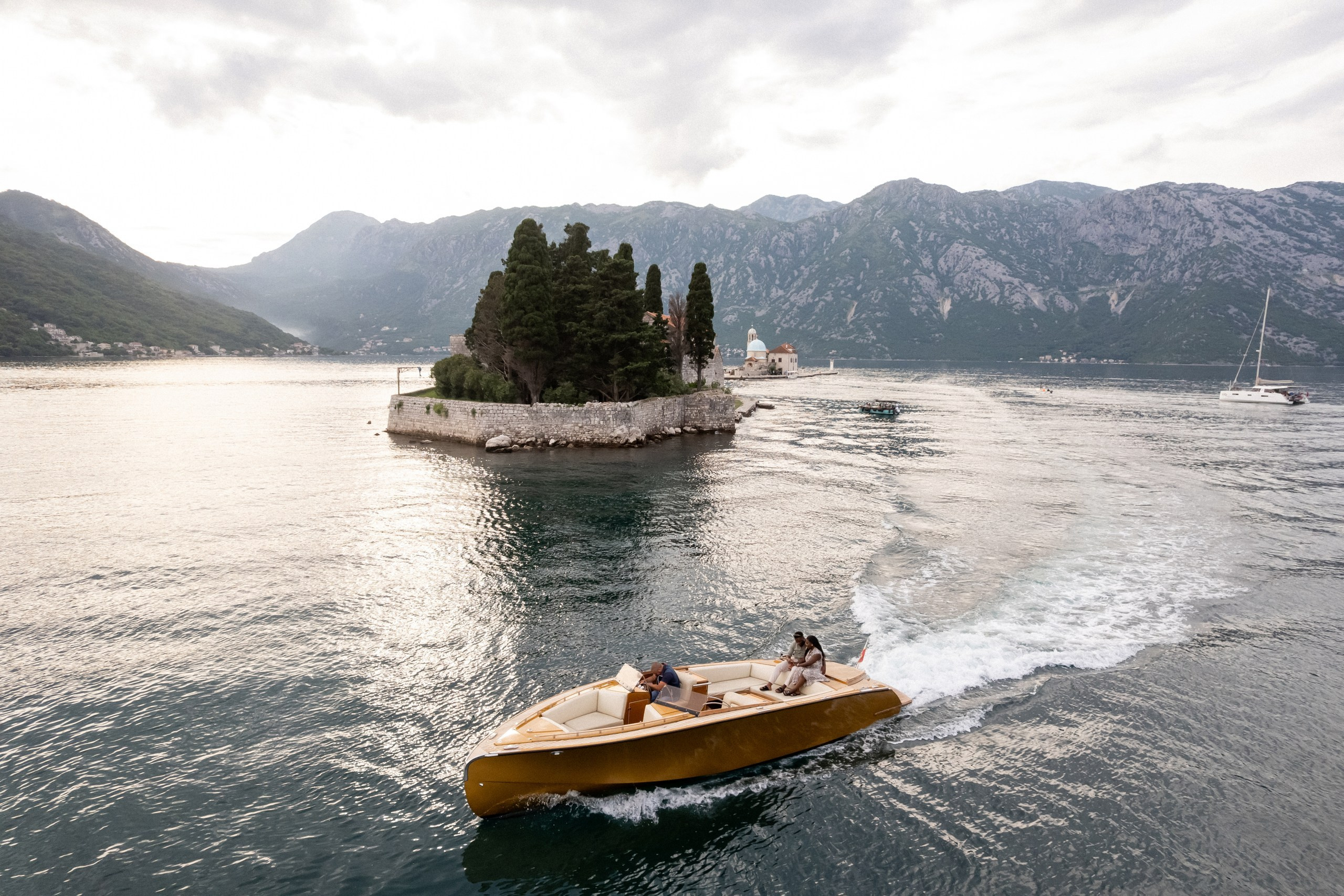Love story in Perast with boat tour. Fotograf i snimatelj za venčanja u Crnoj Gori | Maria & Vasilii