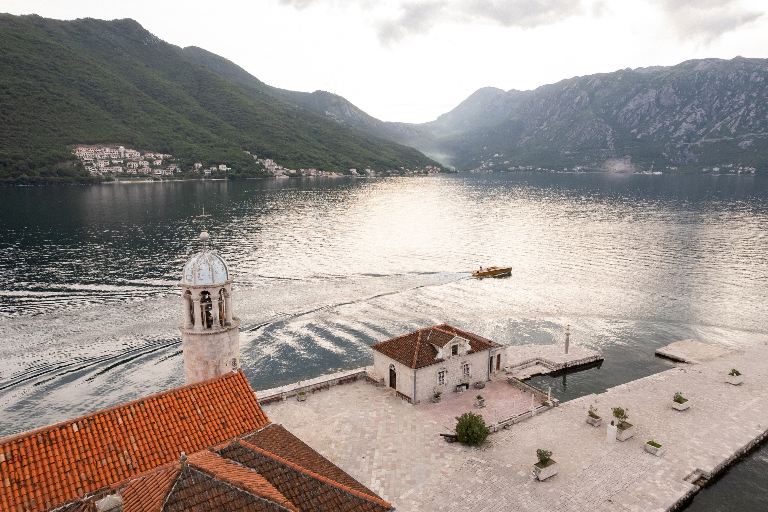 Love story in Perast with boat tour. Fotograf i snimatelj za venčanja u Crnoj Gori | Maria & Vasilii