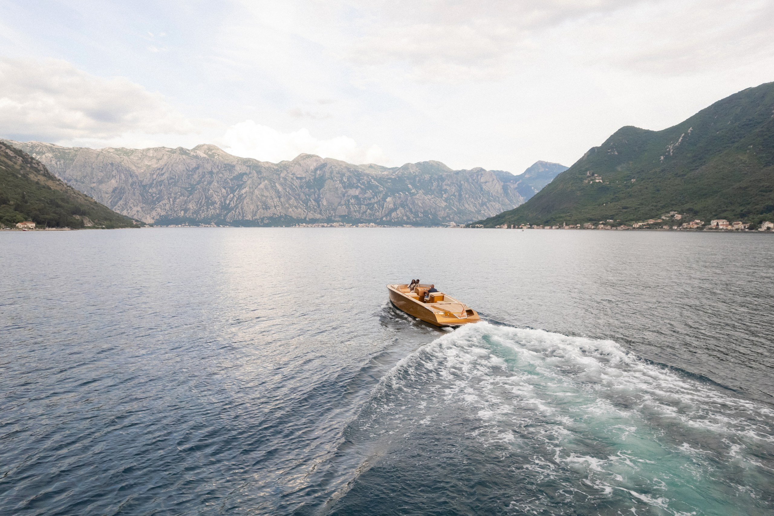 Love story in Perast with boat tour. Fotograf i snimatelj za venčanja u Crnoj Gori | Maria & Vasilii