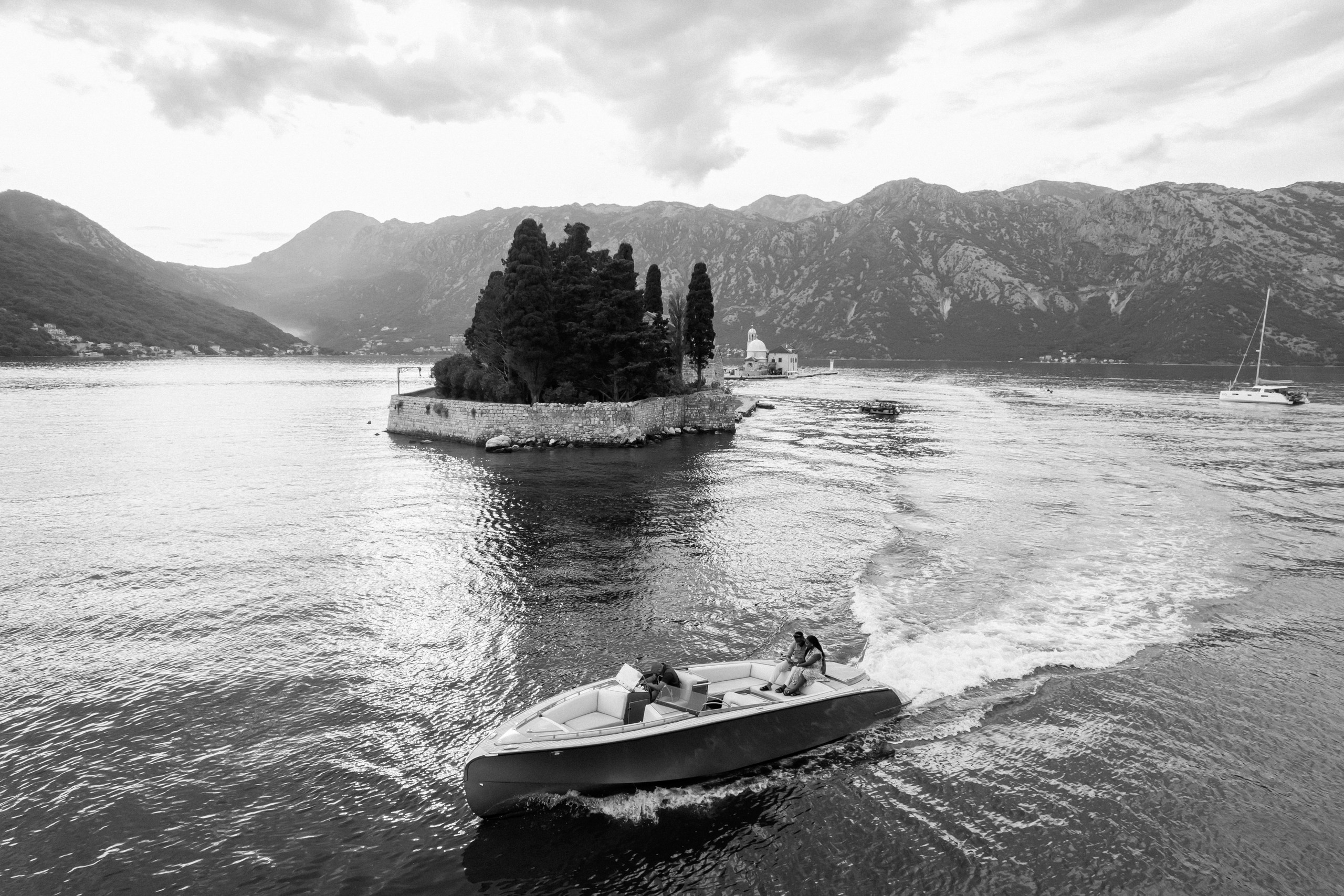 Love story in Perast with boat tour. Fotograf i snimatelj za venčanja u Crnoj Gori | Maria & Vasilii