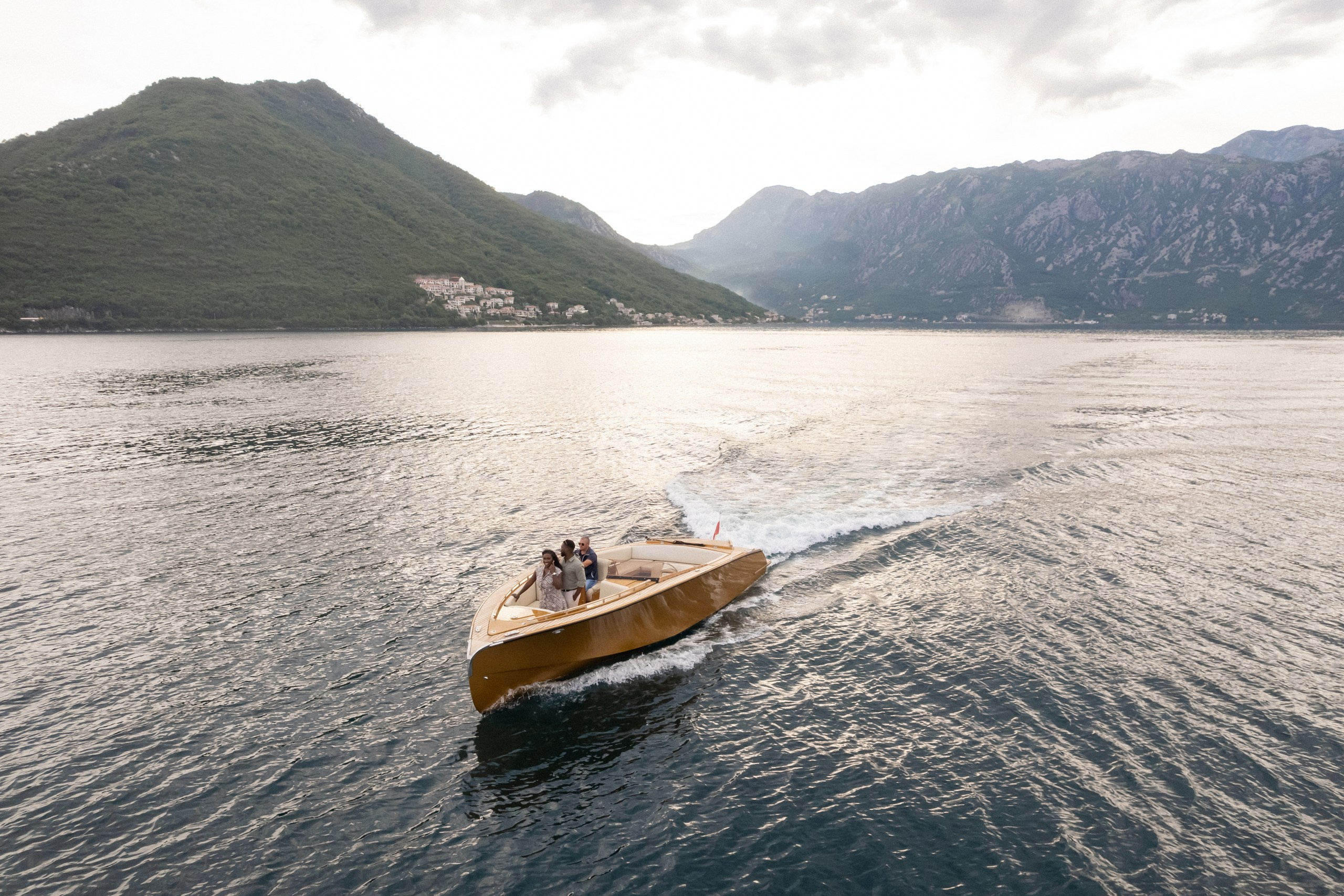 Love story in Perast with boat tour. Fotograf i snimatelj za venčanja u Crnoj Gori | Maria & Vasilii