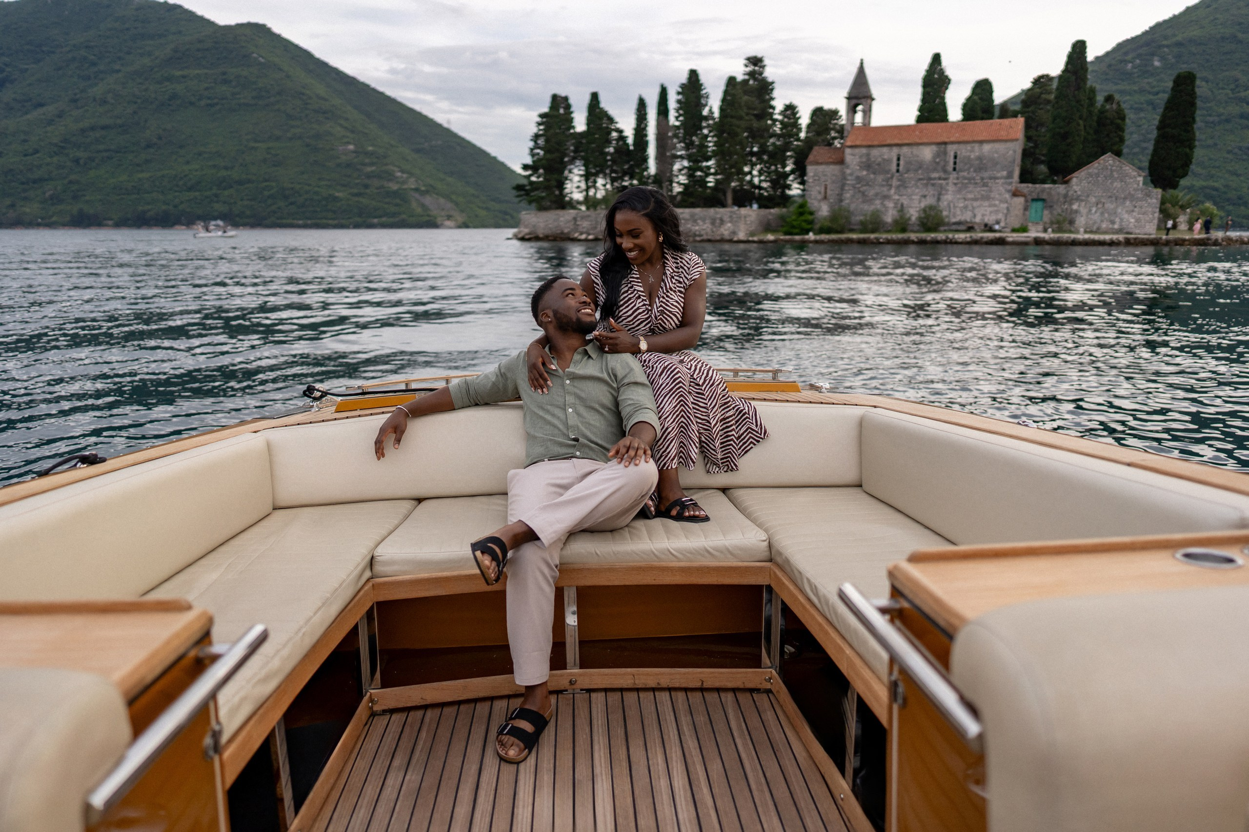 Love story in Perast with boat tour. Fotograf i snimatelj za venčanja u Crnoj Gori | Maria & Vasilii