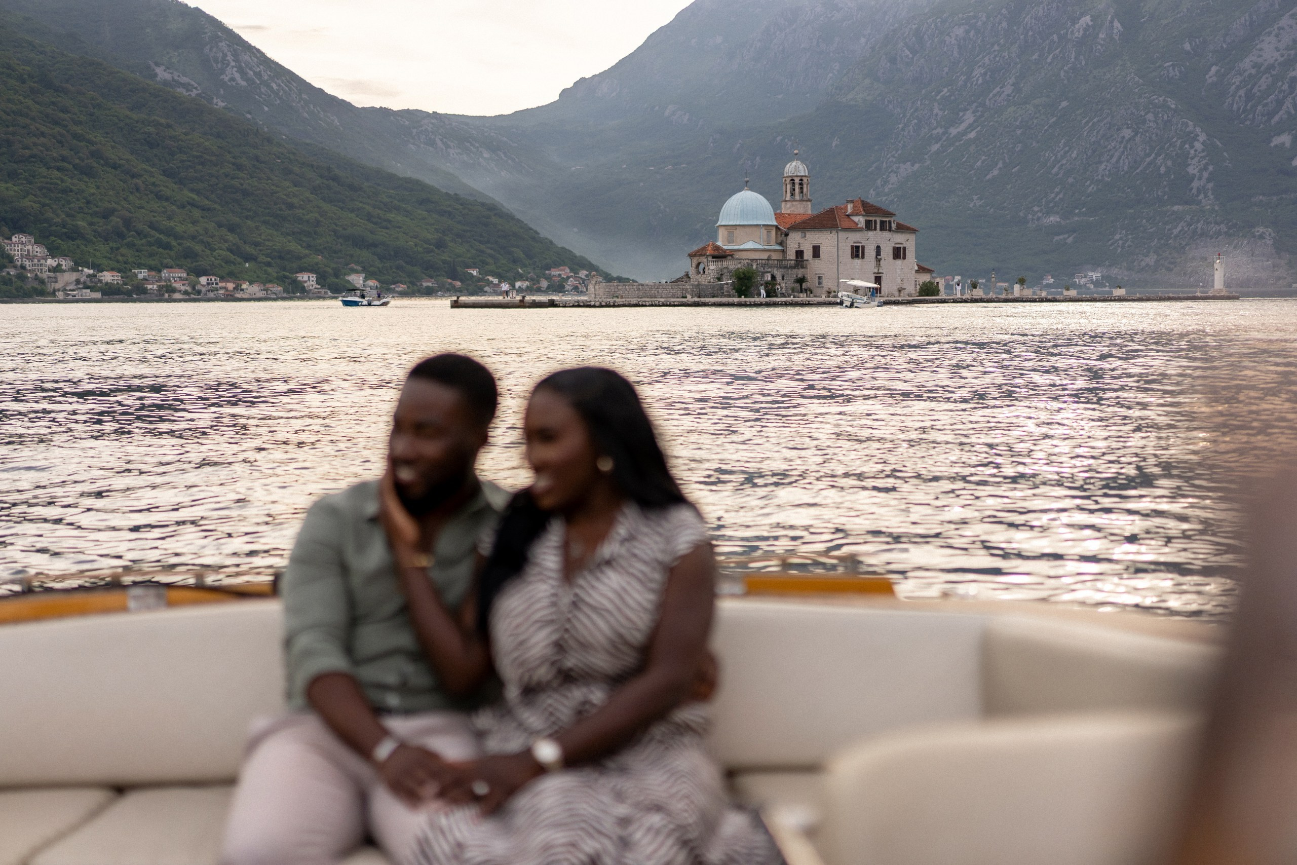 Love story in Perast with boat tour. Fotograf i snimatelj za venčanja u Crnoj Gori | Maria & Vasilii