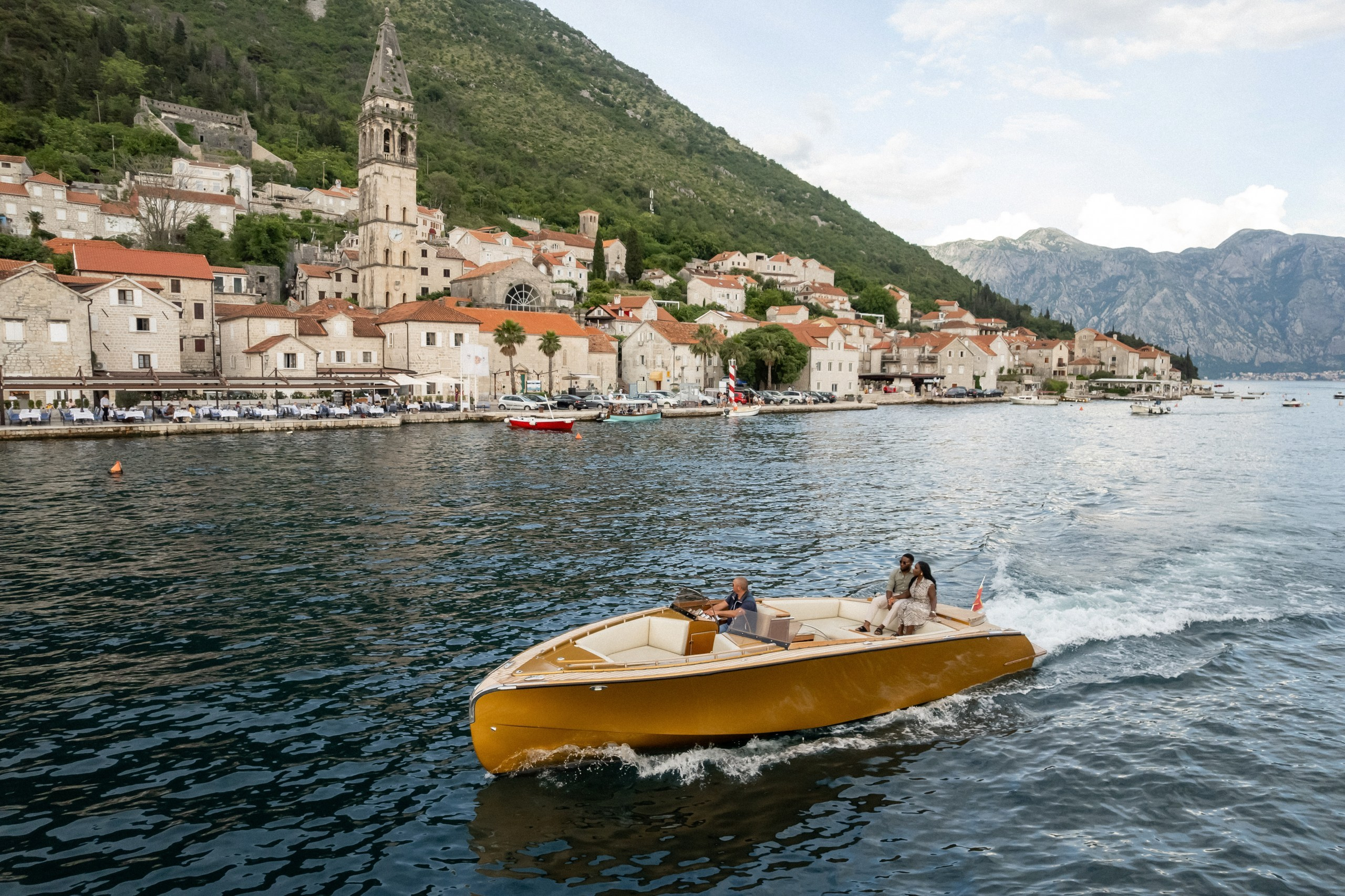 Love story in Perast with boat tour. Fotograf i snimatelj za venčanja u Crnoj Gori | Maria & Vasilii