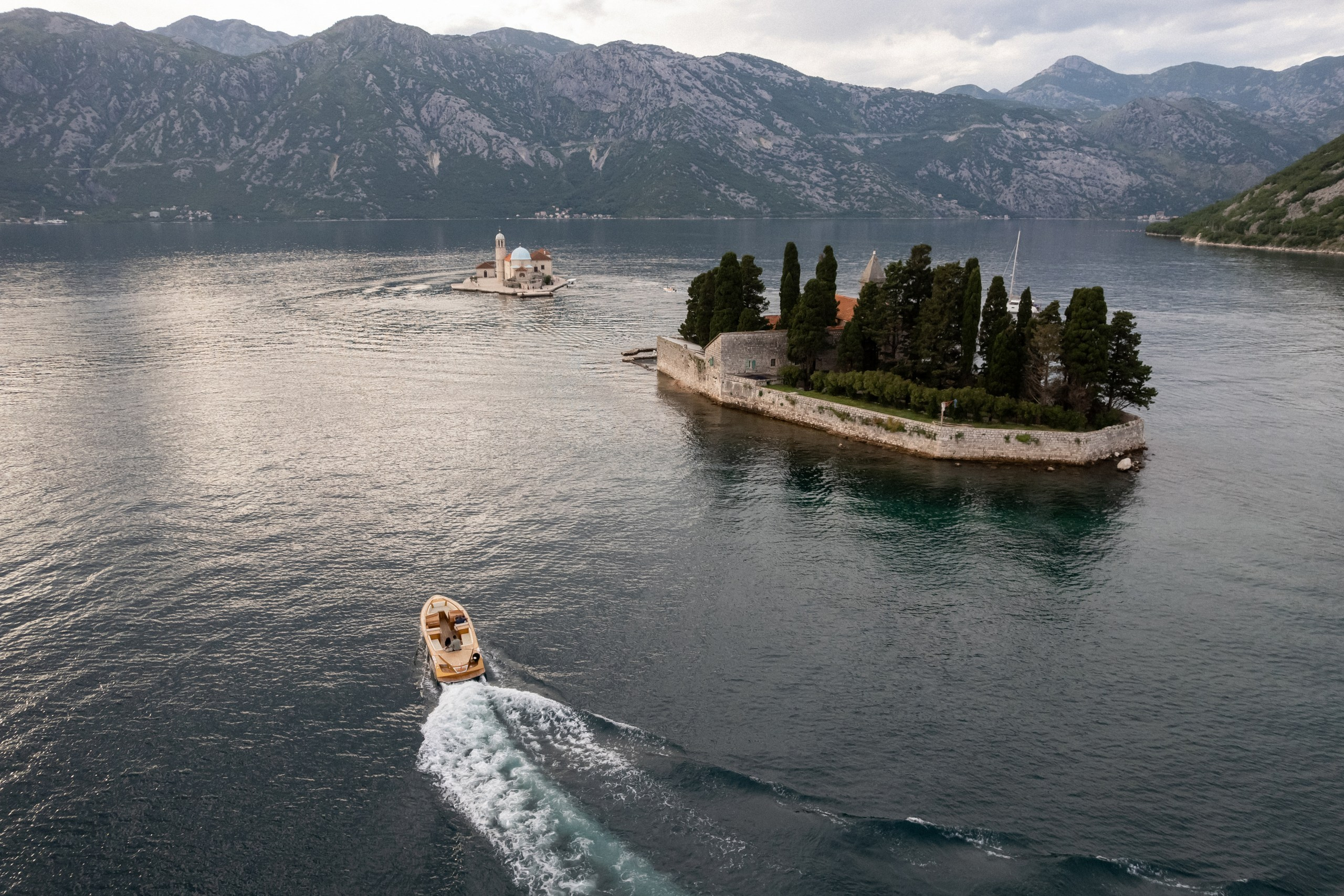 Love story in Perast with boat tour. Fotograf i snimatelj za venčanja u Crnoj Gori | Maria & Vasilii