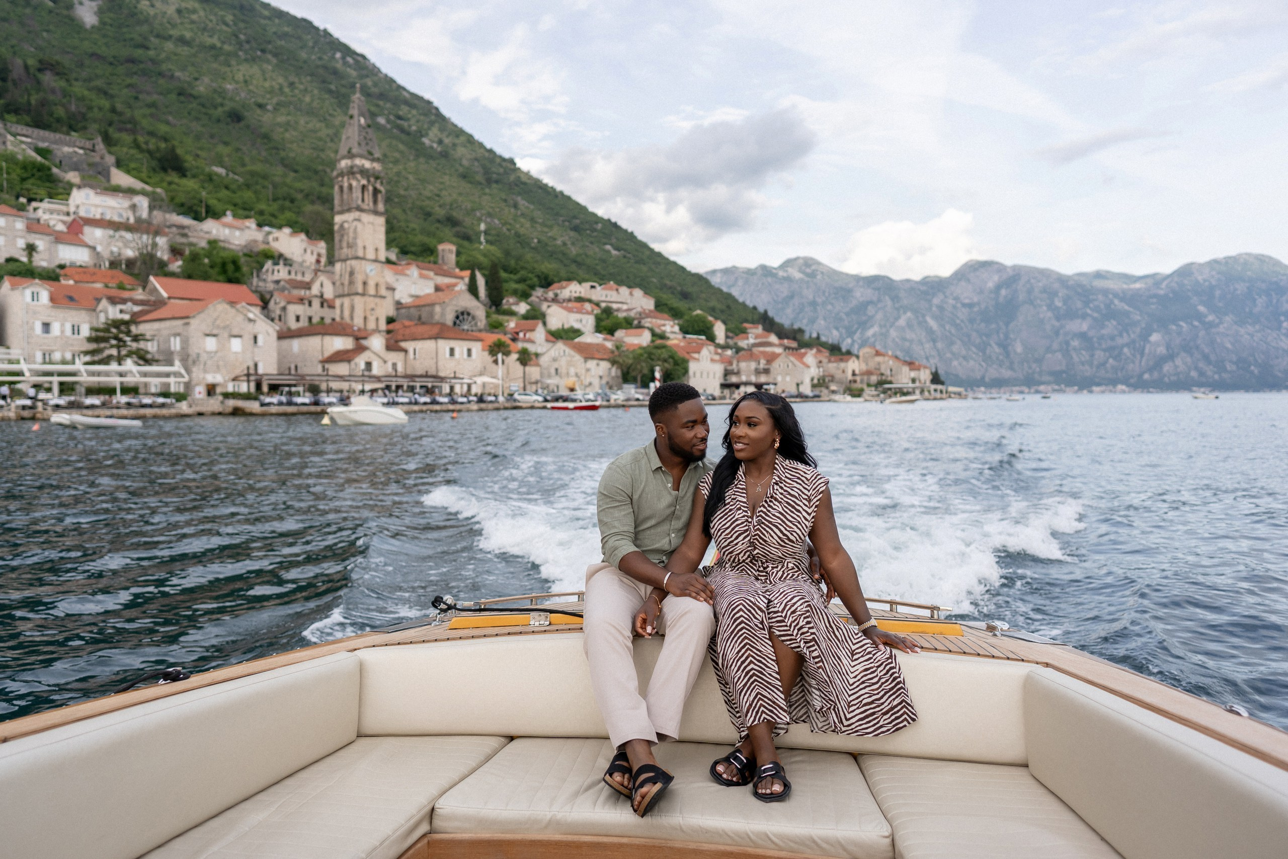 Love story in Perast with boat tour. Fotograf i snimatelj za venčanja u Crnoj Gori | Maria & Vasilii