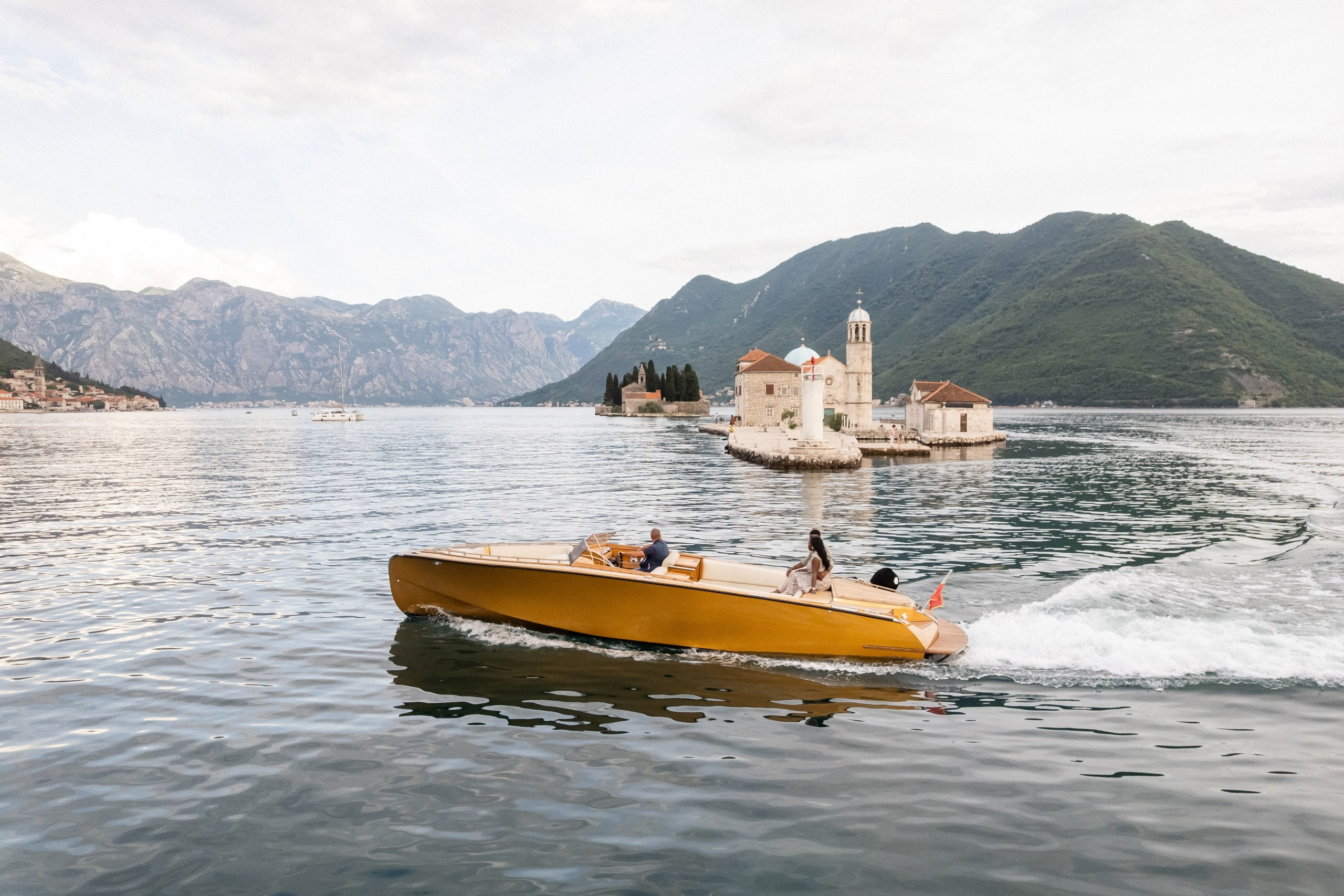 Love story in Perast with boat tour. Fotograf i snimatelj za venčanja u Crnoj Gori | Maria & Vasilii