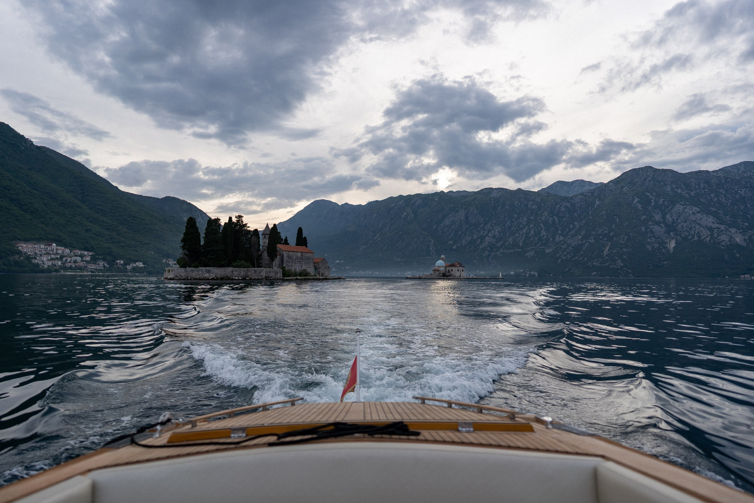 Love story in Perast with boat tour. Fotograf i snimatelj za venčanja u Crnoj Gori | Maria & Vasilii